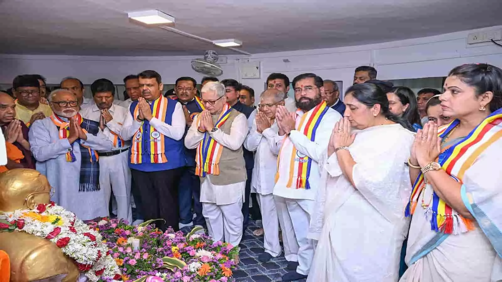 दादर चैत्यभूमि स्मारक पर डॉ. बाबासाहेब आंबेडकर की प्रतिमा को नमन करते हुए राज्यपाल और मुख्यमंत्री। दादर चैत्यभूमि स्मारक पर डॉ. बाबासाहेब आंबेडकर की प्रतिमा को नमन करते हुए राज्यपाल और मुख्यमंत्री।