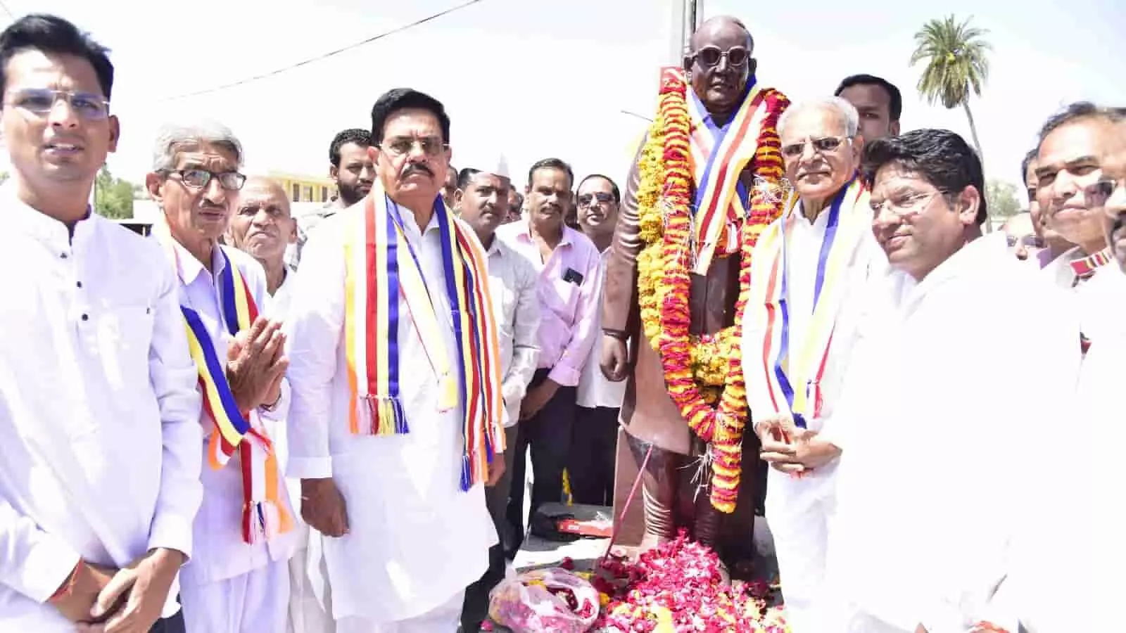 राजस्थान के छोटीसादड़ी में अंबेडकर चौराहे पर डॉ. भीमराव अंबेडकर की प्रतिमा को माला पहनाते अतिथि और उपस्थित जनसमूह। राजस्थान के छोटीसादड़ी में अंबेडकर चौराहे पर डॉ. भीमराव अंबेडकर की प्रतिमा को माला पहनाते अतिथि और उपस्थित जनसमूह।