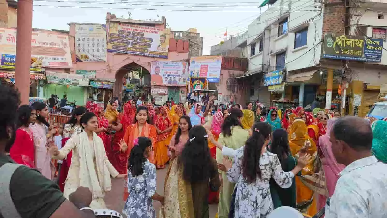छोटीसादड़ी में श्री सेन महाराज की सुसज्जित तस्वीर के साथ जीप पर निकली भव्य शोभायात्रा का दृश्य। छोटीसादड़ी में श्री सेन महाराज की सुसज्जित तस्वीर के साथ जीप पर निकली भव्य शोभायात्रा का दृश्य।