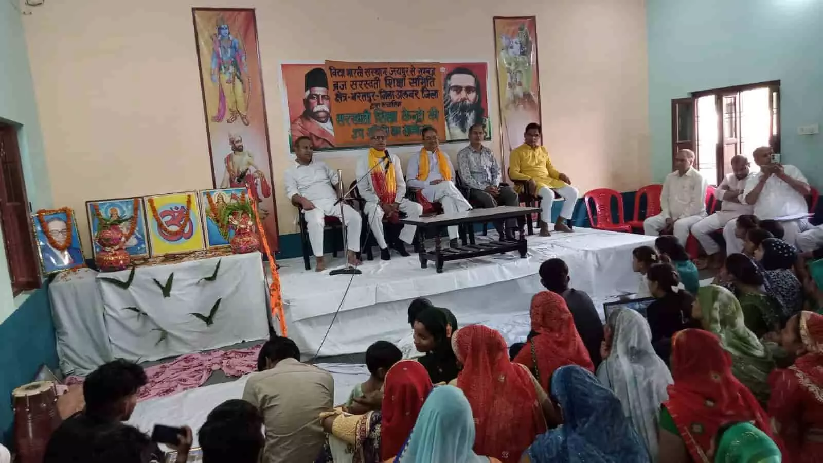 डीग में ब्रज सरस्वती शिक्षा समिति के सम्मेलन को संबोधित करते अखिल भारतीय संयोजक रामस्वरूप शर्मा। डीग में ब्रज सरस्वती शिक्षा समिति के सम्मेलन को संबोधित करते अखिल भारतीय संयोजक रामस्वरूप शर्मा।