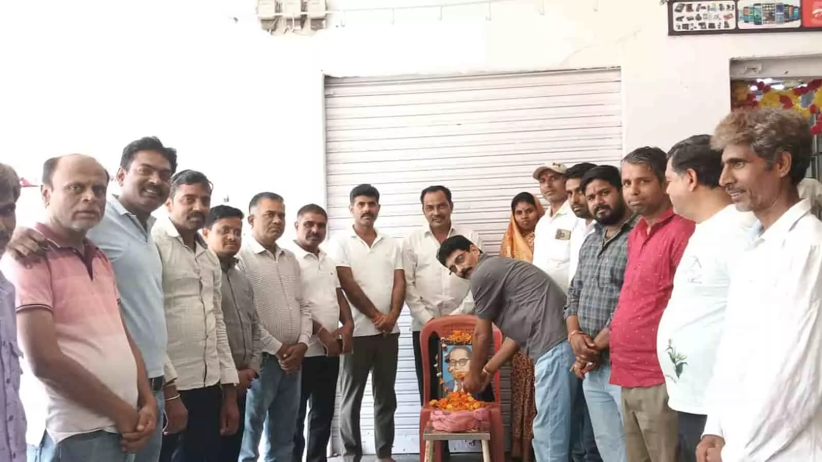 झाडोल में बाबा साहेब डॉ. भीमराव अंबेडकर की तस्वीर पर पुष्प अर्पित करते भाजपा कार्यकर्ता। झाडोल में बाबा साहेब डॉ. भीमराव अंबेडकर की तस्वीर पर पुष्प अर्पित करते भाजपा कार्यकर्ता।