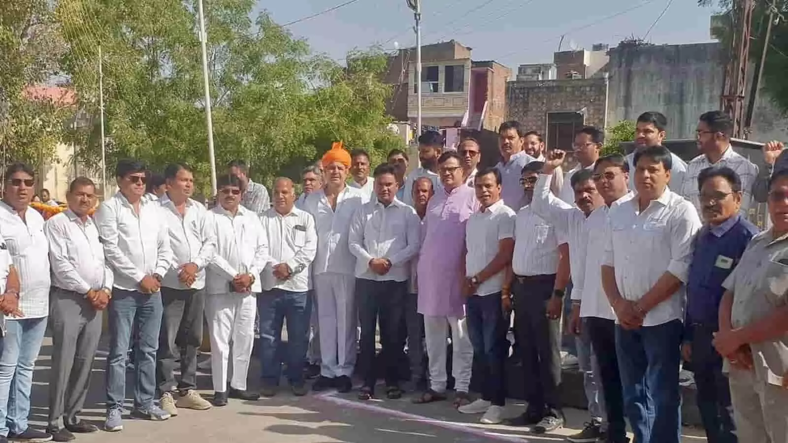चित्तौड़गढ़ किला रोड पर बाबा साहेब की प्रतिमा पर माल्यार्पण करते विभिन्न संगठनों के प्रतिनिधि और कार्यकर्ता। चित्तौड़गढ़ किला रोड पर बाबा साहेब की प्रतिमा पर माल्यार्पण करते विभिन्न संगठनों के प्रतिनिधि और कार्यकर्ता।