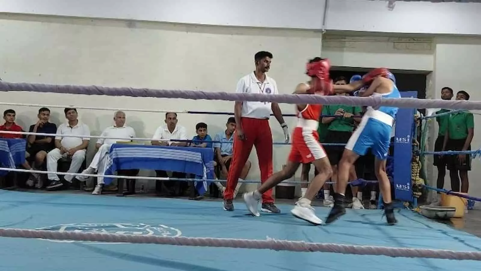 सैनिक स्कूल चित्तौड़गढ़ में मुक्केबाजी प्रतियोगिता के दौरान रिंग में मुकाबला करते कैडेट्स और उपस्थित निर्णायक। सैनिक स्कूल चित्तौड़गढ़ में मुक्केबाजी प्रतियोगिता के दौरान रिंग में मुकाबला करते कैडेट्स और उपस्थित निर्णायक।