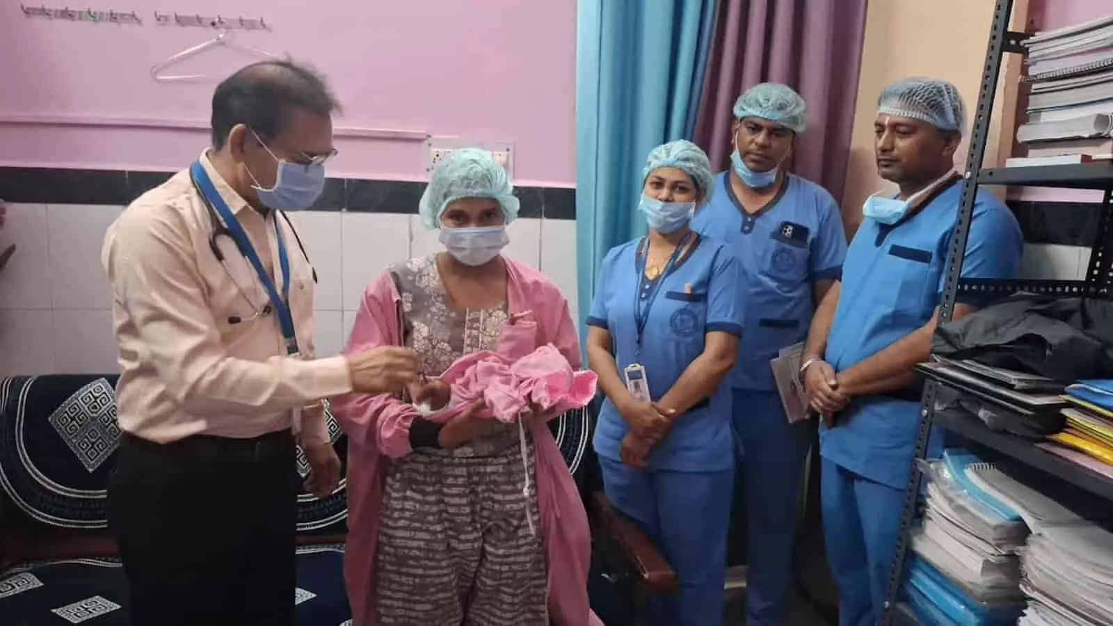 चित्तौड़गढ़ जिला चिकित्सालय के एसएनसीयू में स्वस्थ नवजात बच्ची माता की गोद में लेटी हुई। चित्तौड़गढ़ जिला चिकित्सालय के एसएनसीयू में स्वस्थ नवजात बच्ची माता की गोद में लेटी हुई।