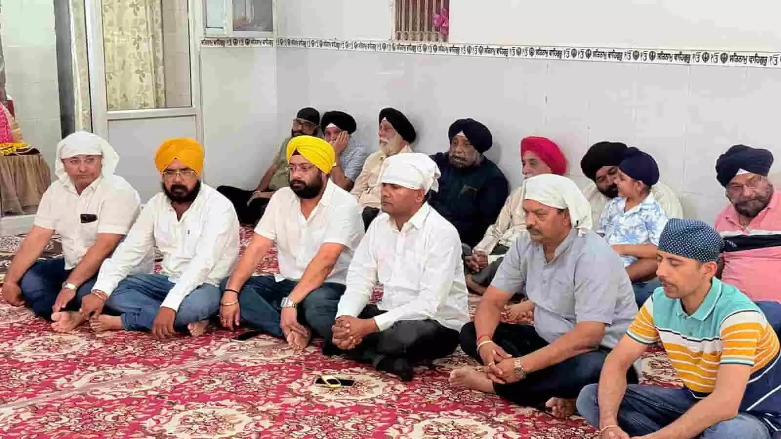 चित्तौड़गढ़ के प्रताप नगर गुरुद्वारे में बैसाखी पर गुरु ग्रंथ साहब के समक्ष मत्था टेकते विधायक और श्रद्धालु। चित्तौड़गढ़ के प्रताप नगर गुरुद्वारे में बैसाखी पर गुरु ग्रंथ साहब के समक्ष मत्था टेकते विधायक और श्रद्धालु।