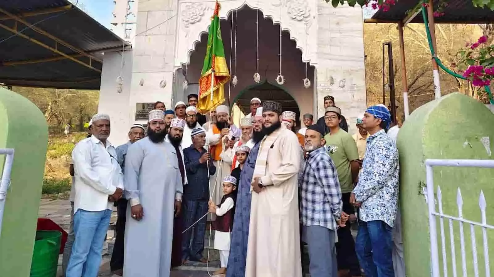 चित्तौड़गढ़ में हजरत किबला उस्ताद सा. के 740वें उर्स के दौरान झंडे की रस्म निभाते अकीदतमंद। चित्तौड़गढ़ में हजरत किबला उस्ताद सा. के 740वें उर्स के दौरान झंडे की रस्म निभाते अकीदतमंद।