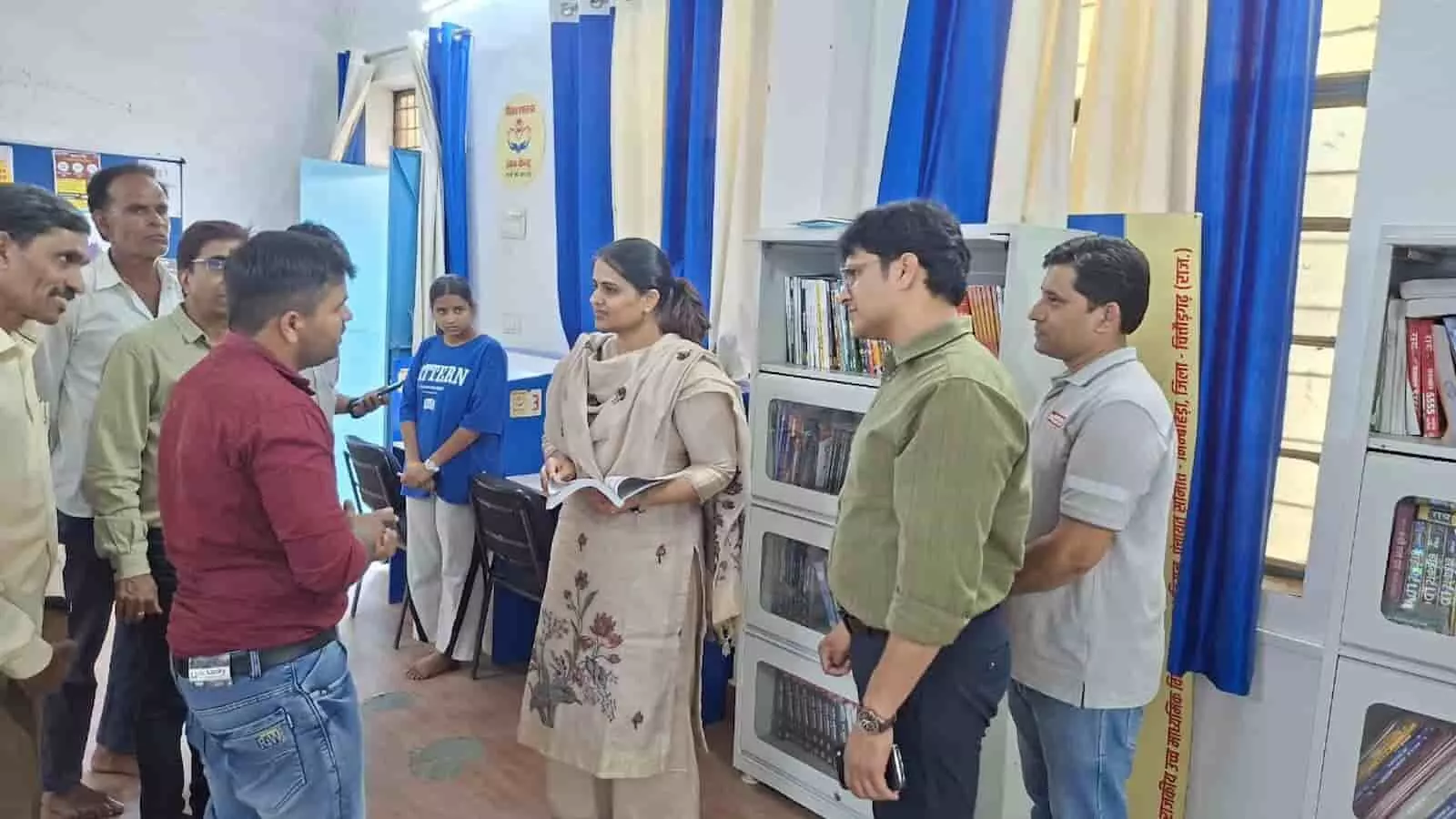 फाचर अहिरान में एकलव्य ज्ञान केंद्र का निरीक्षण करतीं जिला कलक्टर डॉ. मंजू और उपस्थित अधिकारी। फाचर अहिरान में एकलव्य ज्ञान केंद्र का निरीक्षण करतीं जिला कलक्टर डॉ. मंजू और उपस्थित अधिकारी।