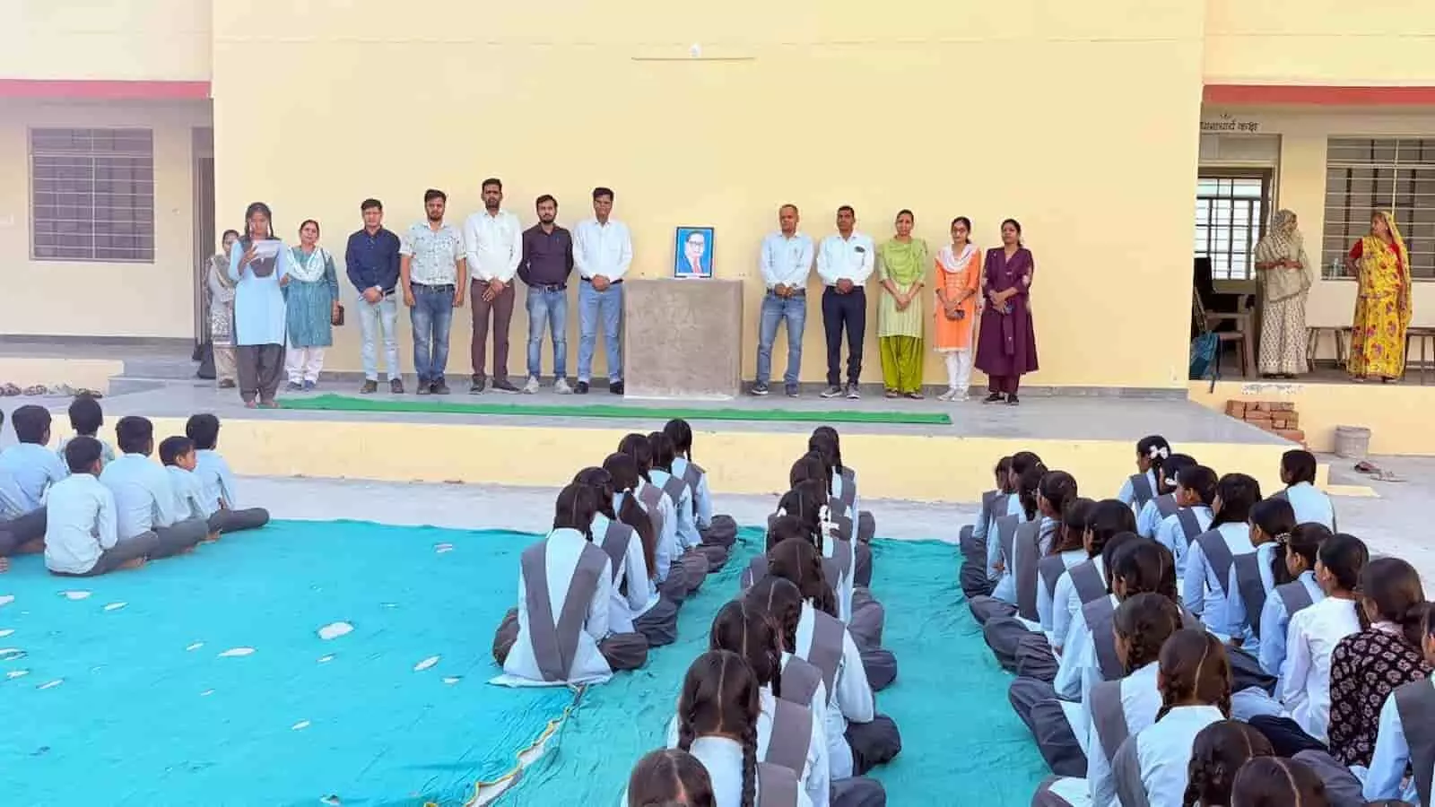 राजकीय उच्च माध्यमिक विद्यालय भूपाल सागर में डॉ. अंबेडकर के चित्र पर माल्यार्पण करते शिक्षक और छात्र। राजकीय उच्च माध्यमिक विद्यालय भूपाल सागर में डॉ. अंबेडकर के चित्र पर माल्यार्पण करते शिक्षक और छात्र।
