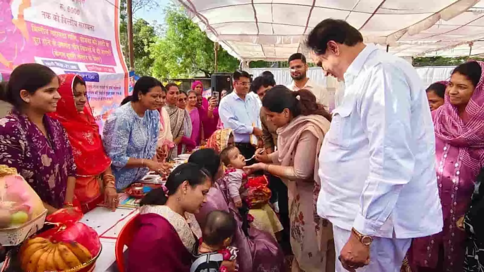 निंबाहेड़ा पंचायत समिति परिसर में संपूर्णता अभियान समापन समारोह के मंच पर दीप प्रज्वलित करते अतिथि। निंबाहेड़ा पंचायत समिति परिसर में संपूर्णता अभियान समापन समारोह के मंच पर दीप प्रज्वलित करते अतिथि।