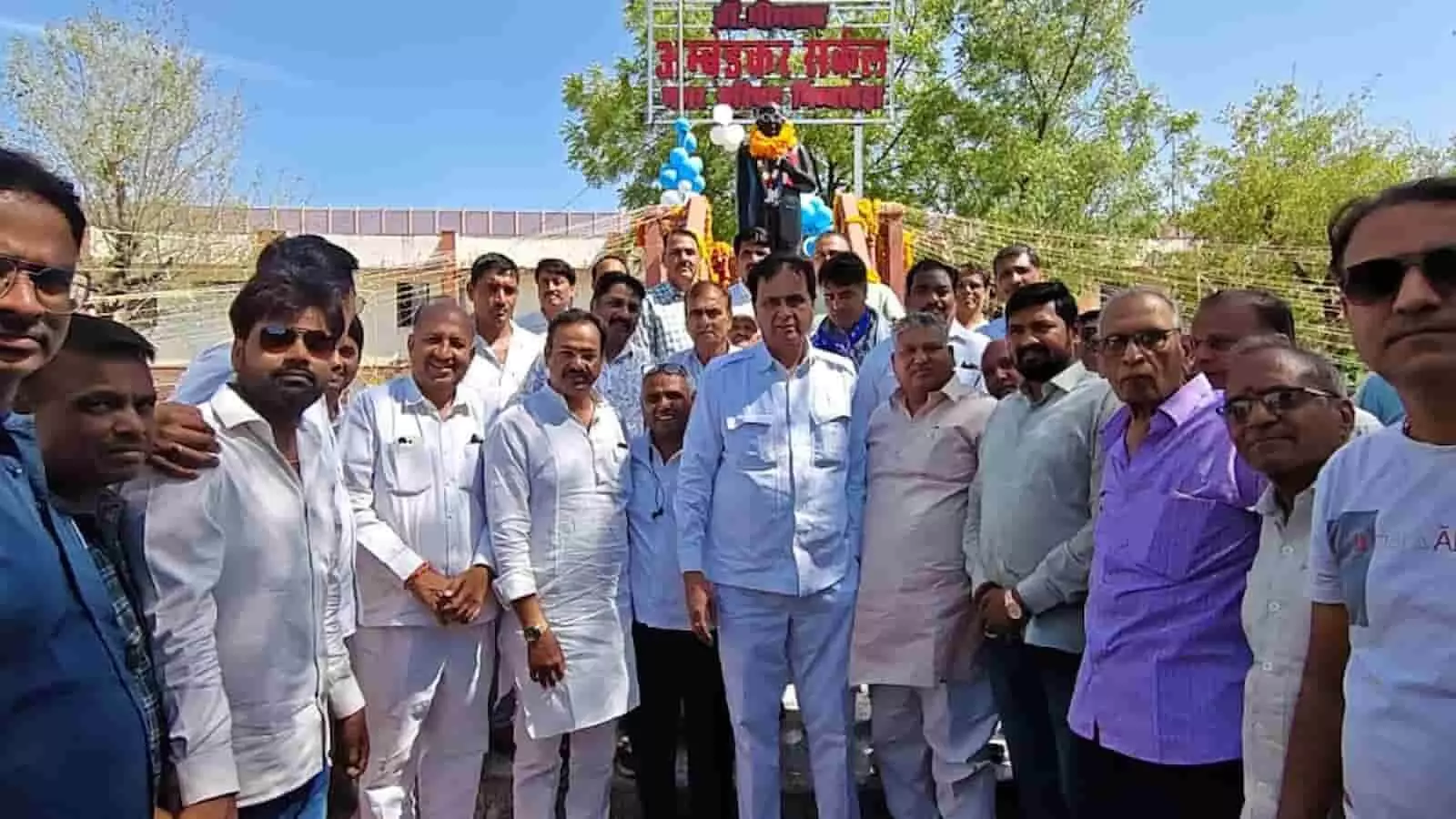 निम्बाहेड़ा बस स्टैंड पर डॉ. भीमराव अंबेडकर की प्रतिमा पर पुष्प अर्पित करते विधायक श्रीचंद कृपलानी और भाजपा कार्यकर्ता। निम्बाहेड़ा बस स्टैंड पर डॉ. भीमराव अंबेडकर की प्रतिमा पर पुष्प अर्पित करते विधायक श्रीचंद कृपलानी और भाजपा कार्यकर्ता।