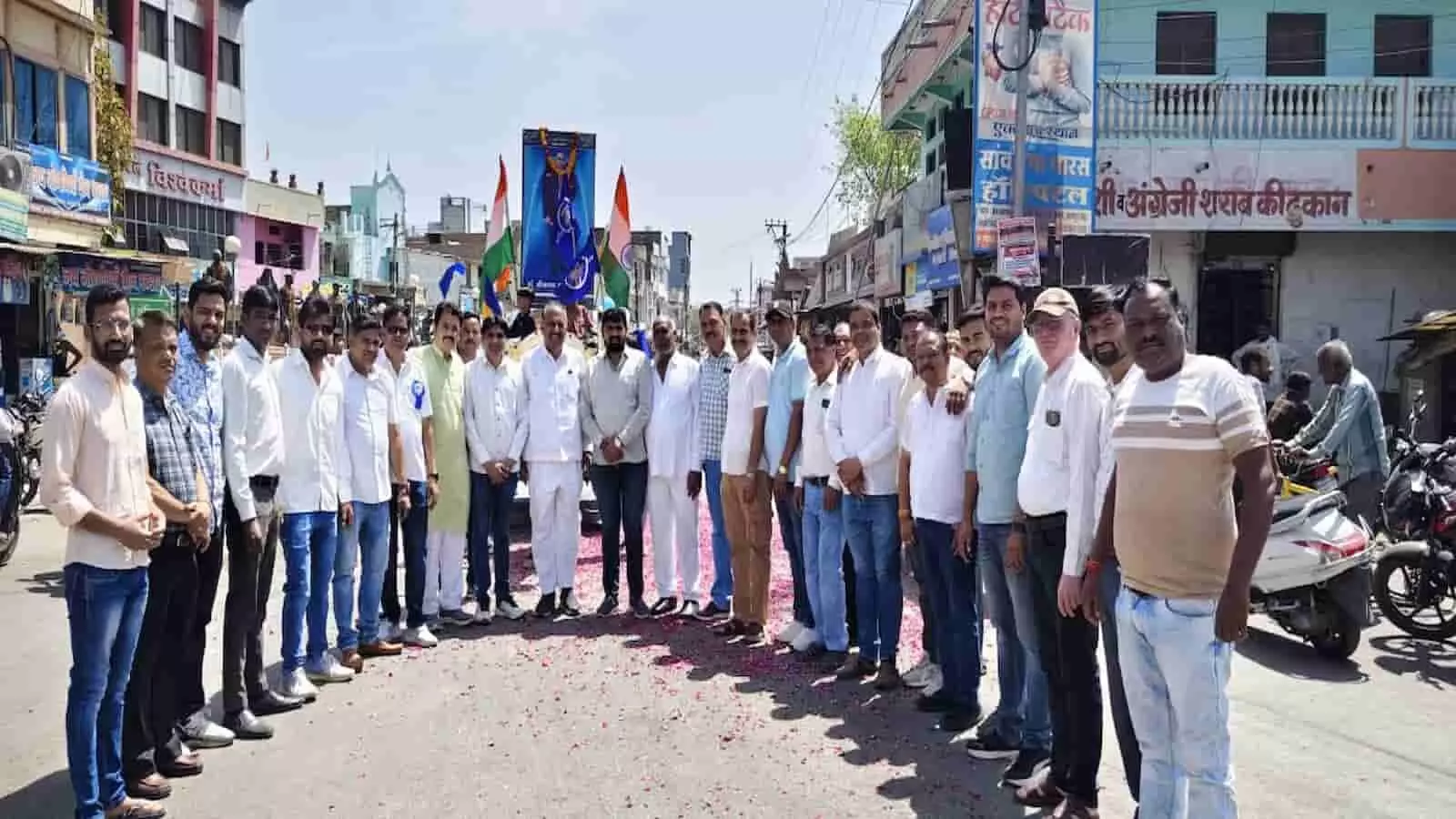 निम्बाहेड़ा के मुख्य मार्ग पर डॉ. अम्बेडकर जयंती शोभायात्रा में शामिल जनसमूह और पुष्प वर्षा करते भाजपा कार्यकर्ता। निम्बाहेड़ा के मुख्य मार्ग पर डॉ. अम्बेडकर जयंती शोभायात्रा में शामिल जनसमूह और पुष्प वर्षा करते भाजपा कार्यकर्ता।