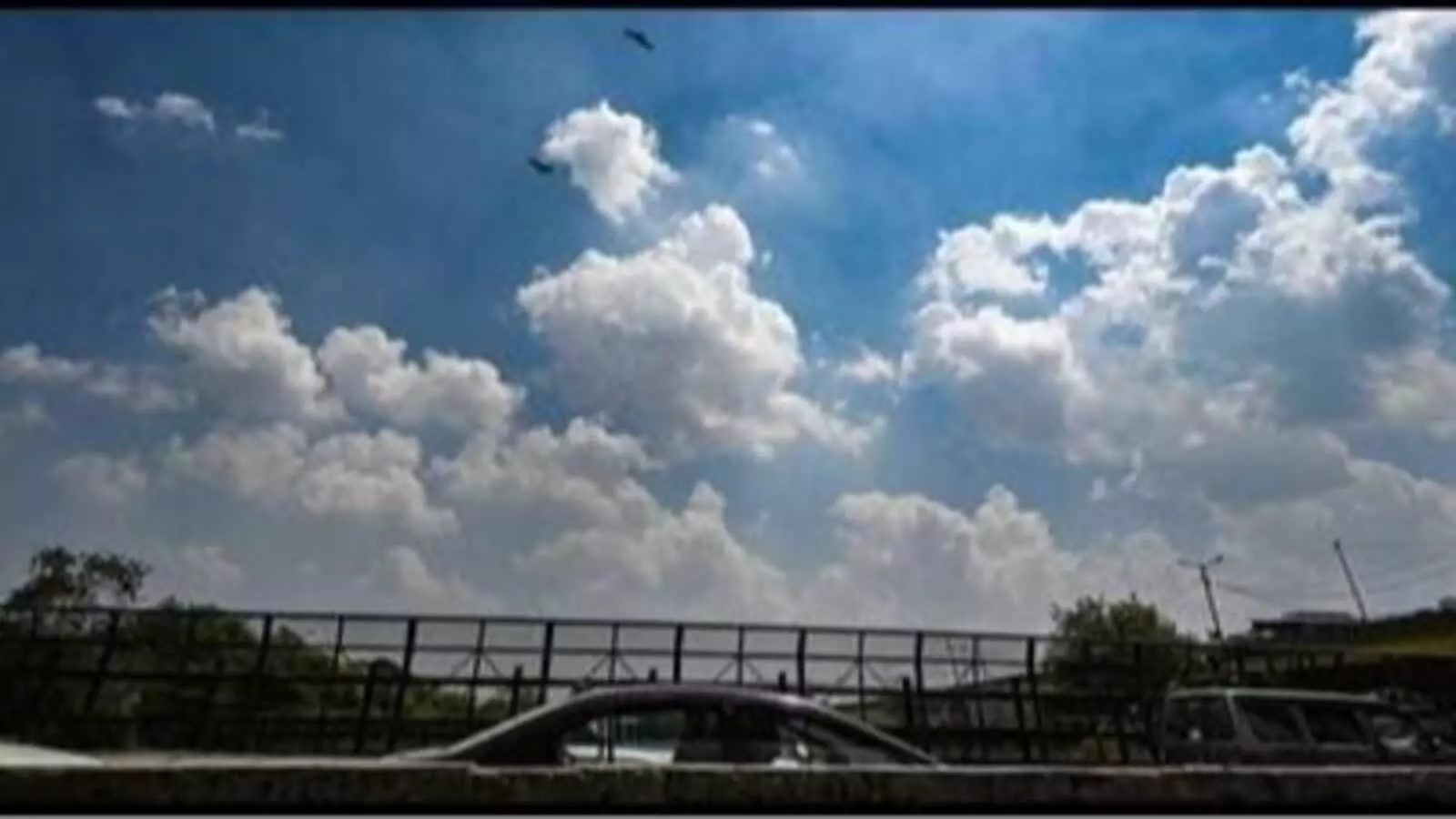 दिल्ली में नीले आसमान में सफेद बादल और सूरज की तेज रोशनी से बढ़ती गर्मी का दृश्य। दिल्ली में नीले आसमान में सफेद बादल और सूरज की तेज रोशनी से बढ़ती गर्मी का दृश्य।