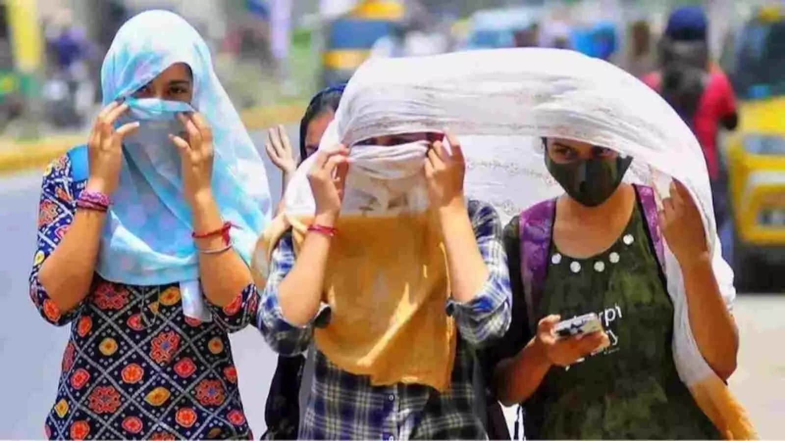तीन महिलाएं सड़क पर चलते हुए धूप से बचने के लिए चेहरे और सिर को कपड़े से ढंके हुए हैं। तीन महिलाएं सड़क पर चलते हुए धूप से बचने के लिए चेहरे और सिर को कपड़े से ढंके हुए हैं।