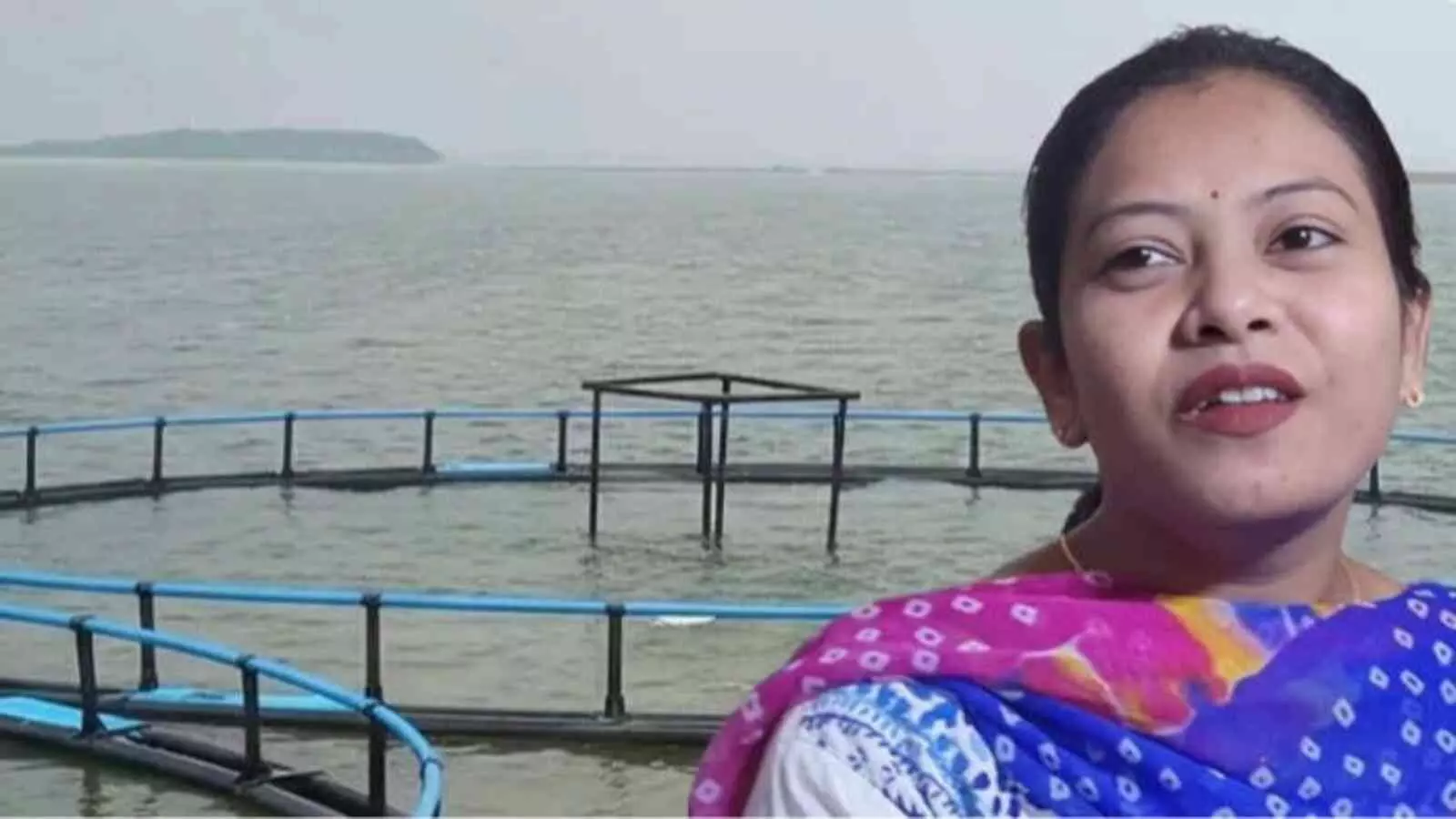 फिश फार्मिंग ढांचे के सामने खड़ी सुजाता भुइयां हीराकुंड जलाशय संबलपुर ओडिशा।