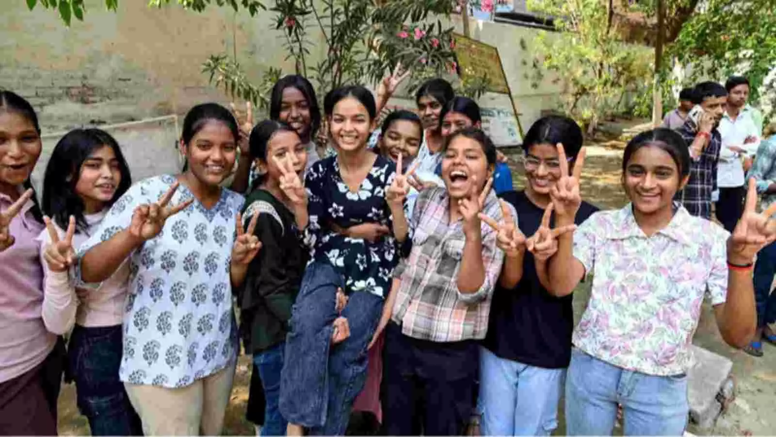 मध्य प्रदेश बोर्ड 10वीं का परिणाम घोषित होने पर खुशी मनाती छात्राएं और सफल प्रतिभागी मध्य प्रदेश बोर्ड 10वीं का परिणाम घोषित होने पर खुशी मनाती छात्राएं और सफल प्रतिभागी