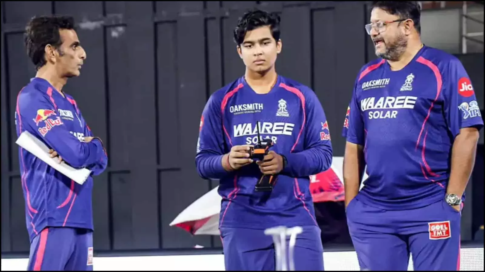 क्रिकेट मैदान पर राजस्थान रॉयल्स की जर्सी पहने वैभव सूर्यवंशी कोच के साथ खड़े होकर अभ्यास सत्र में भाग ले रहे हैं।