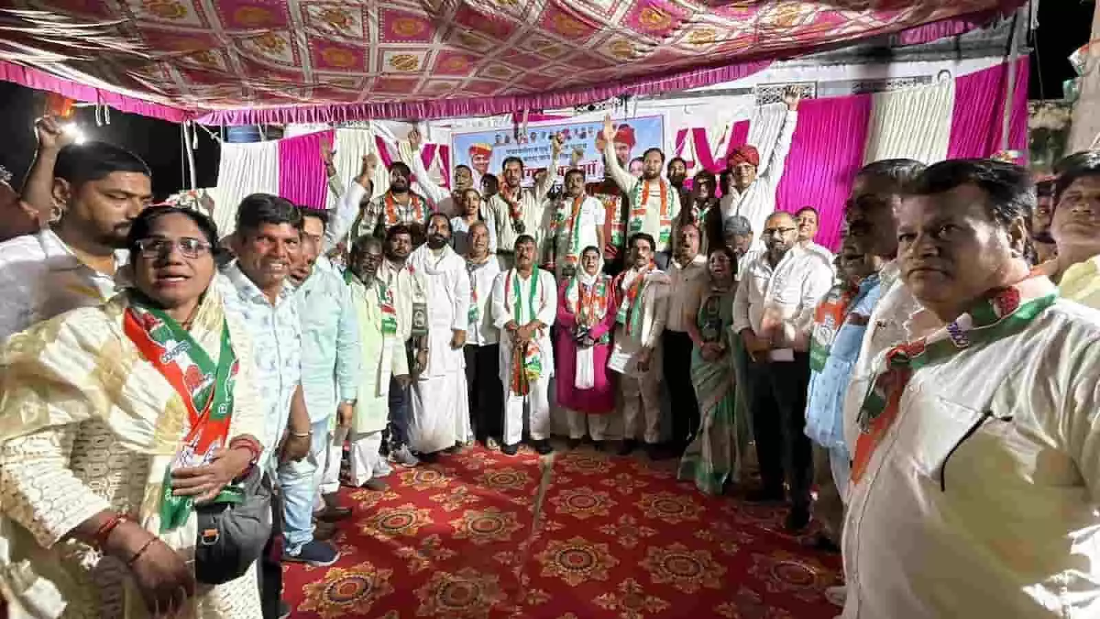 भीलवाड़ा के रावणा चौक में कांग्रेस की विशाल जनसभा के दौरान उमड़ी कार्यकर्ताओं और आमजन की भीड़। भीलवाड़ा के रावणा चौक में कांग्रेस की विशाल जनसभा के दौरान उमड़ी कार्यकर्ताओं और आमजन की भीड़।