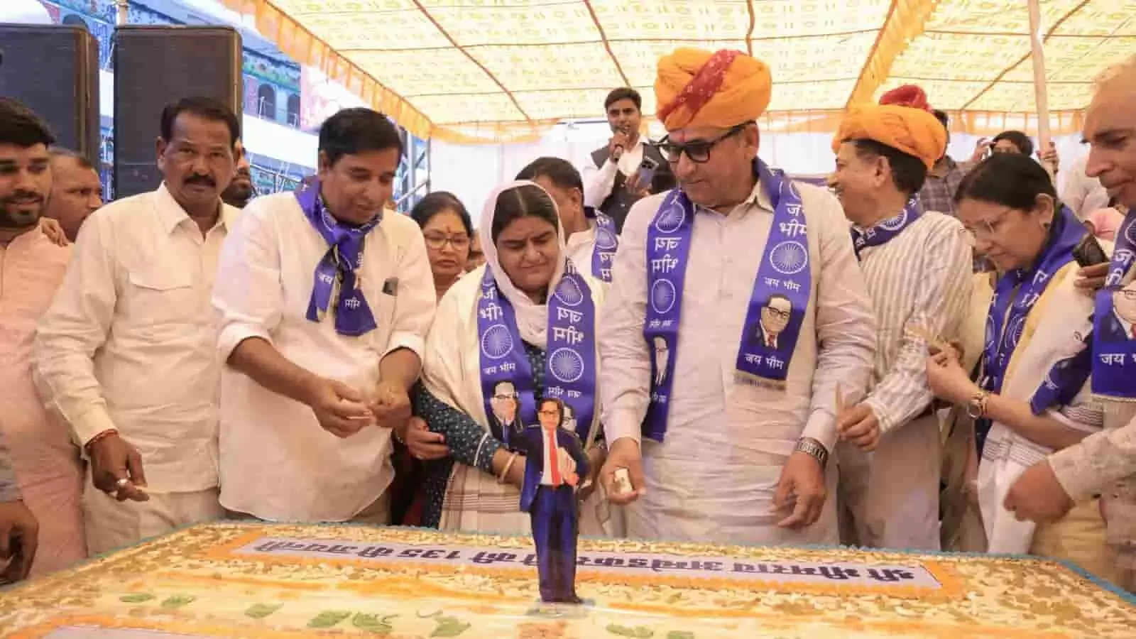 भीलवाड़ा के रावणा चौक में जनसभा के दौरान मंच पर बैठे कांग्रेस नेता और सामने मौजूद कार्यकर्ताओं की भीड़। भीलवाड़ा के रावणा चौक में जनसभा के दौरान मंच पर बैठे कांग्रेस नेता और सामने मौजूद कार्यकर्ताओं की भीड़।