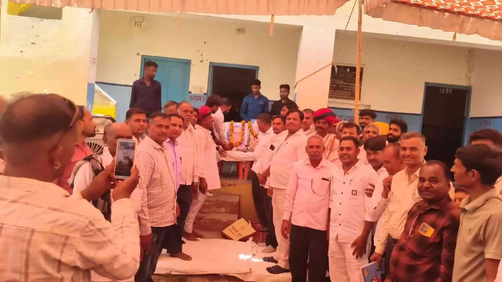 भीलवाड़ा के रघुवंशी छात्रावास में शपथ ग्रहण समारोह के दौरान उपस्थित रघुवंशी नायक समाज के पदाधिकारी और गणमान्य जन। भीलवाड़ा के रघुवंशी छात्रावास में शपथ ग्रहण समारोह के दौरान उपस्थित रघुवंशी नायक समाज के पदाधिकारी और गणमान्य जन।