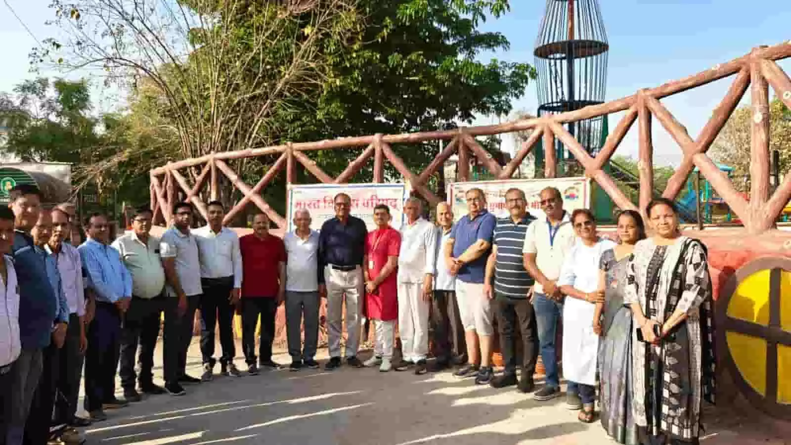 शिवाजी उद्यान भीलवाड़ा में डॉ. अंबेडकर जयंती पर विचार गोष्ठी में भाग लेते भारत विकास परिषद के सदस्य। शिवाजी उद्यान भीलवाड़ा में डॉ. अंबेडकर जयंती पर विचार गोष्ठी में भाग लेते भारत विकास परिषद के सदस्य।