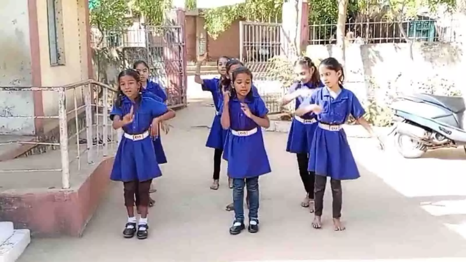 पिंपरी गणेशपुर के जिला परिषद स्कूल में बाबासाहेब आंबेडकर की प्रतिमा का पूजन करते ग्रामीण और शिक्षक।