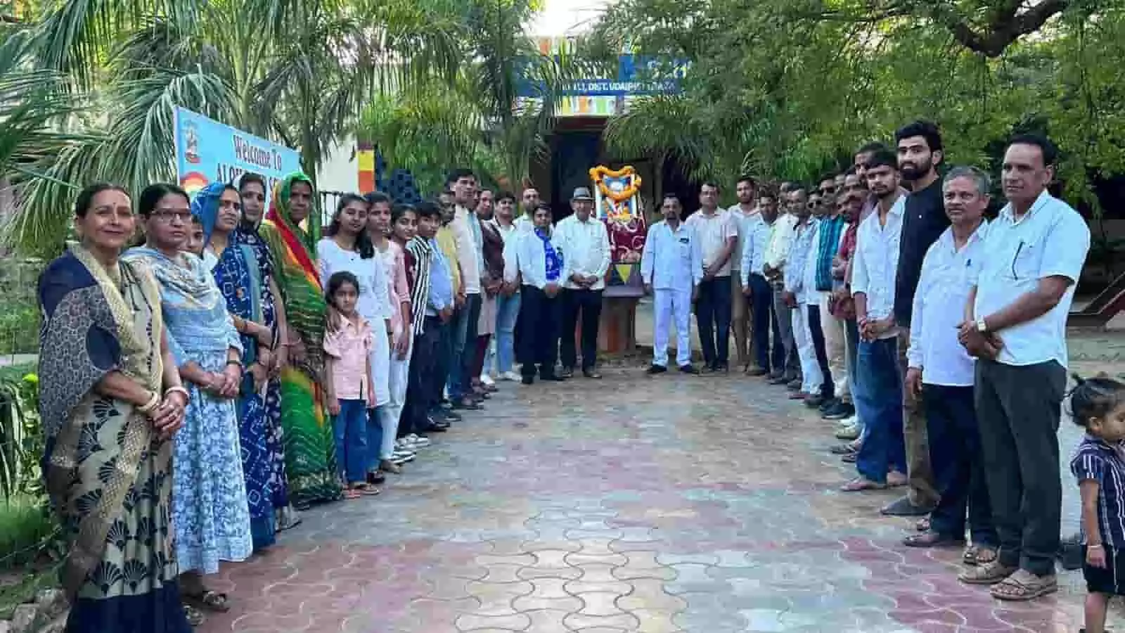 मावली के आलोक दीप स्कूल में डॉ. भीमराव अंबेडकर की तस्वीर पर पुष्प अर्पित करते हुए अतिथि और स्थानीय नागरिक। मावली के आलोक दीप स्कूल में डॉ. भीमराव अंबेडकर की तस्वीर पर पुष्प अर्पित करते हुए अतिथि और स्थानीय नागरिक।