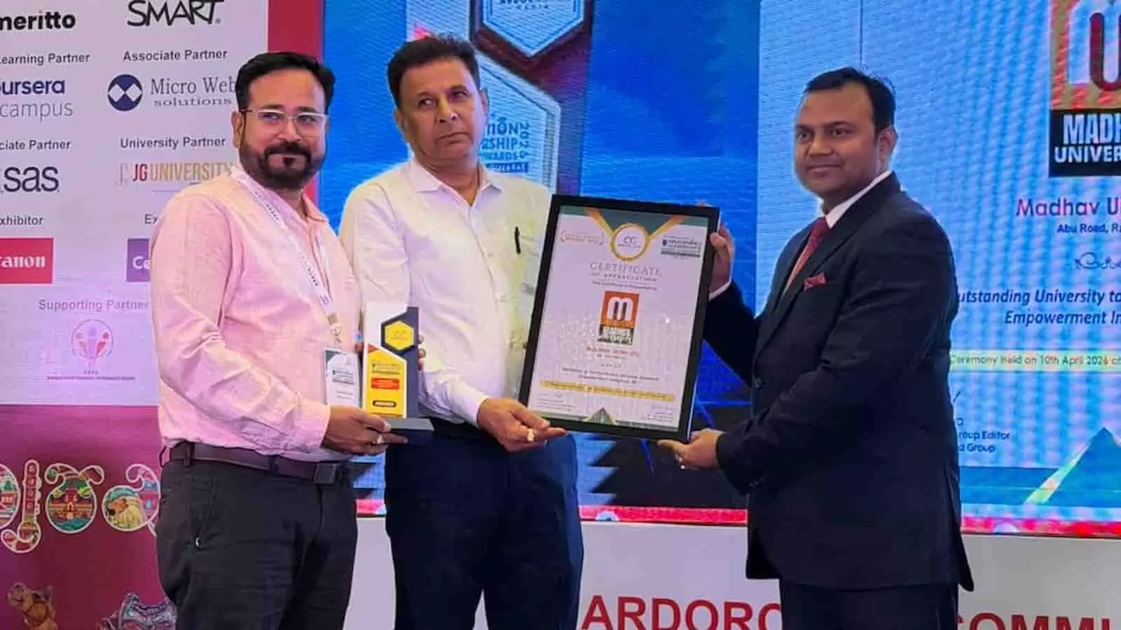 अहमदाबाद में आयोजित शिक्षा शिखर सम्मेलन में माधव विश्वविद्यालय के प्रतिनिधि पुरस्कार प्राप्त करते हुए।