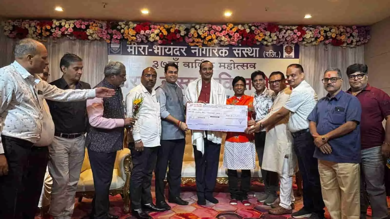 मीरा भायंदर में आयोजित कार्यक्रम के दौरान मंच पर श्याम ज्वालामुखी सम्मान ग्रहण करते कवि सुदीप भोला। मीरा भायंदर में आयोजित कार्यक्रम के दौरान मंच पर श्याम ज्वालामुखी सम्मान ग्रहण करते कवि सुदीप भोला।