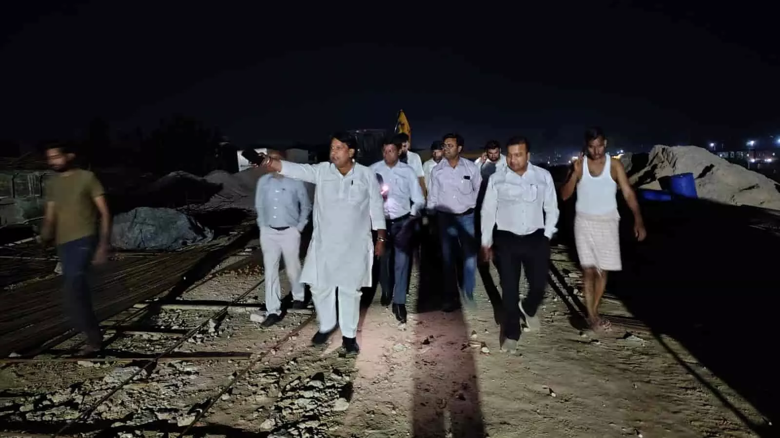 गंगापुर सिटी में निर्माणाधीन लोको अंडरपास का निरीक्षण करते भाजपा नेता मानसिंह गुर्जर और रेलवे अधिकारी। गंगापुर सिटी में निर्माणाधीन लोको अंडरपास का निरीक्षण करते भाजपा नेता मानसिंह गुर्जर और रेलवे अधिकारी।