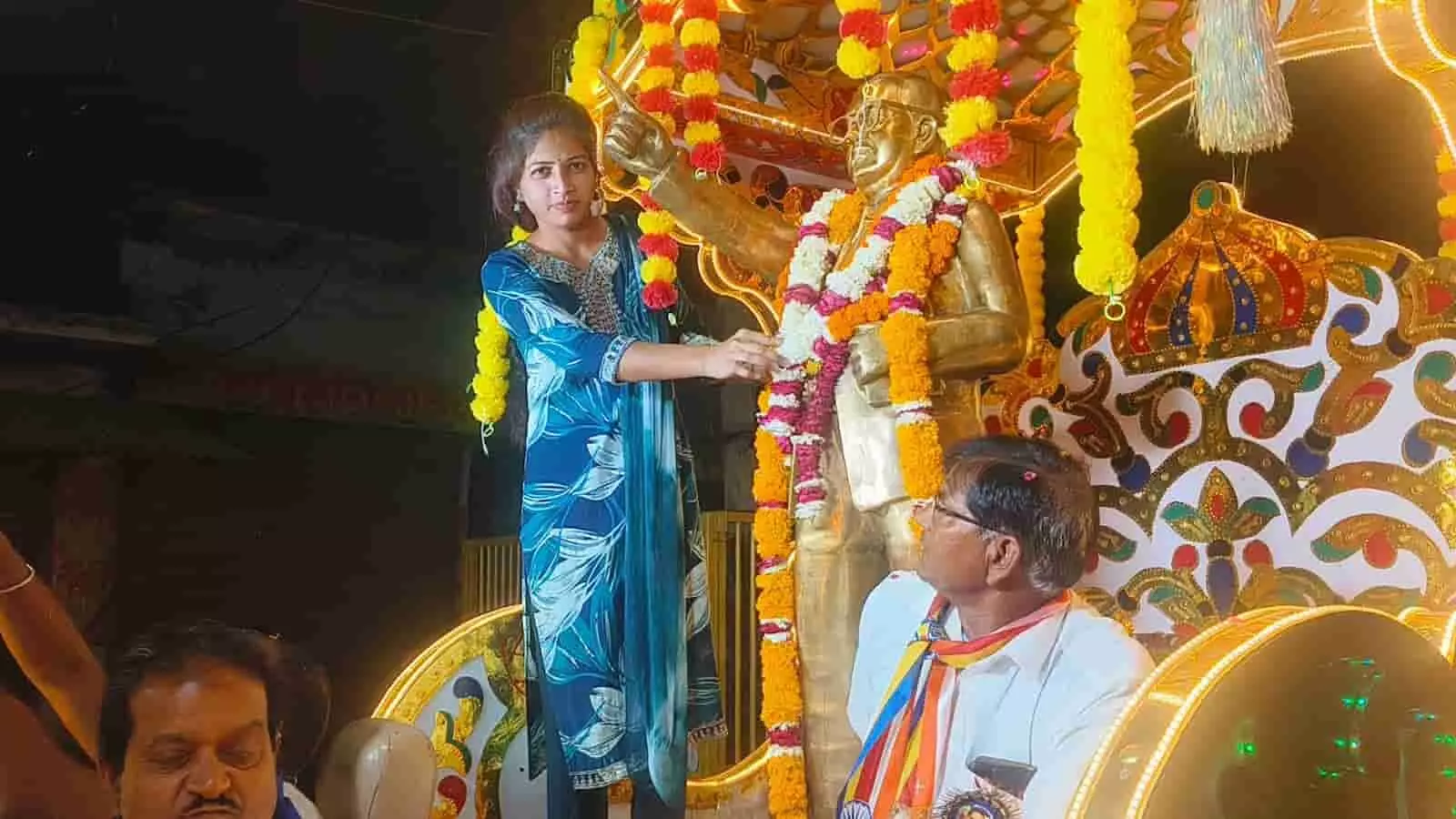 बयाना के लालदरवाजा मार्ग पर बाबा साहेब अंबेडकर जयंती की शोभायात्रा में शामिल हजारों श्रद्धालु और झांकियां। बयाना के लालदरवाजा मार्ग पर बाबा साहेब अंबेडकर जयंती की शोभायात्रा में शामिल हजारों श्रद्धालु और झांकियां।