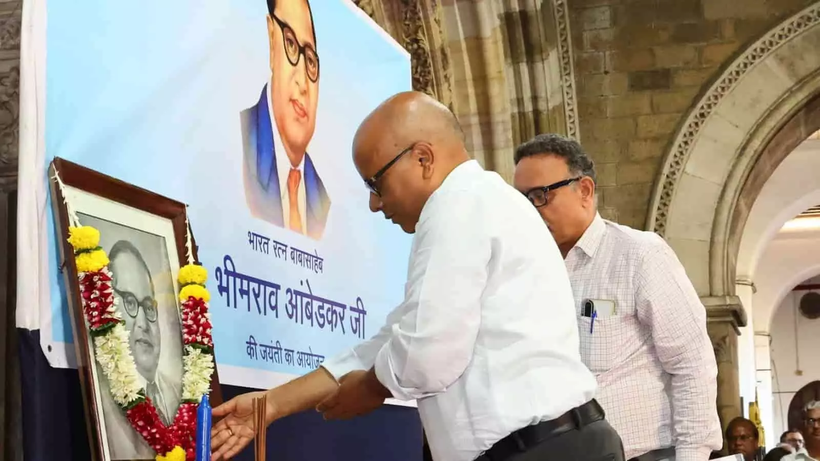 छत्रपति शिवाजी महाराज टर्मिनस में डॉ. बाबासाहेब आंबेडकर के चित्र पर पुष्प अर्पित करते मध्य रेल अधिकारी। छत्रपति शिवाजी महाराज टर्मिनस में डॉ. बाबासाहेब आंबेडकर के चित्र पर पुष्प अर्पित करते मध्य रेल अधिकारी।