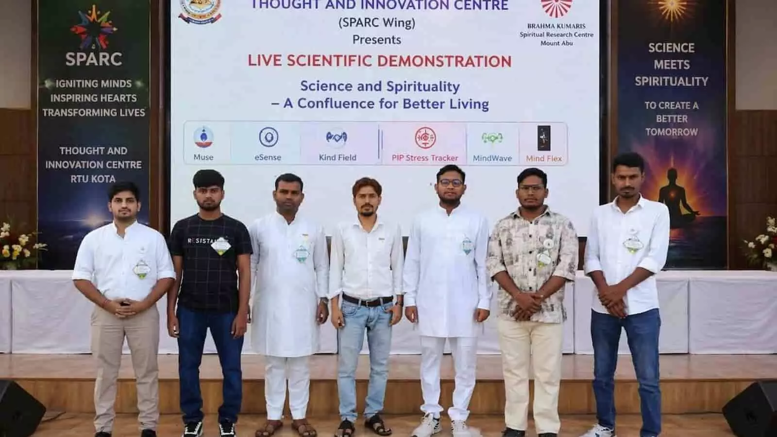 कोटा के ब्रह्माकुमारीज केंद्र में आरटीयू छात्र वैज्ञानिक उपकरणों से उपस्थित सदस्यों के मानसिक तनाव और एकाग्रता का लाइव परीक्षण करते हुए। कोटा के ब्रह्माकुमारीज केंद्र में आरटीयू छात्र वैज्ञानिक उपकरणों से उपस्थित सदस्यों के मानसिक तनाव और एकाग्रता का लाइव परीक्षण करते हुए।