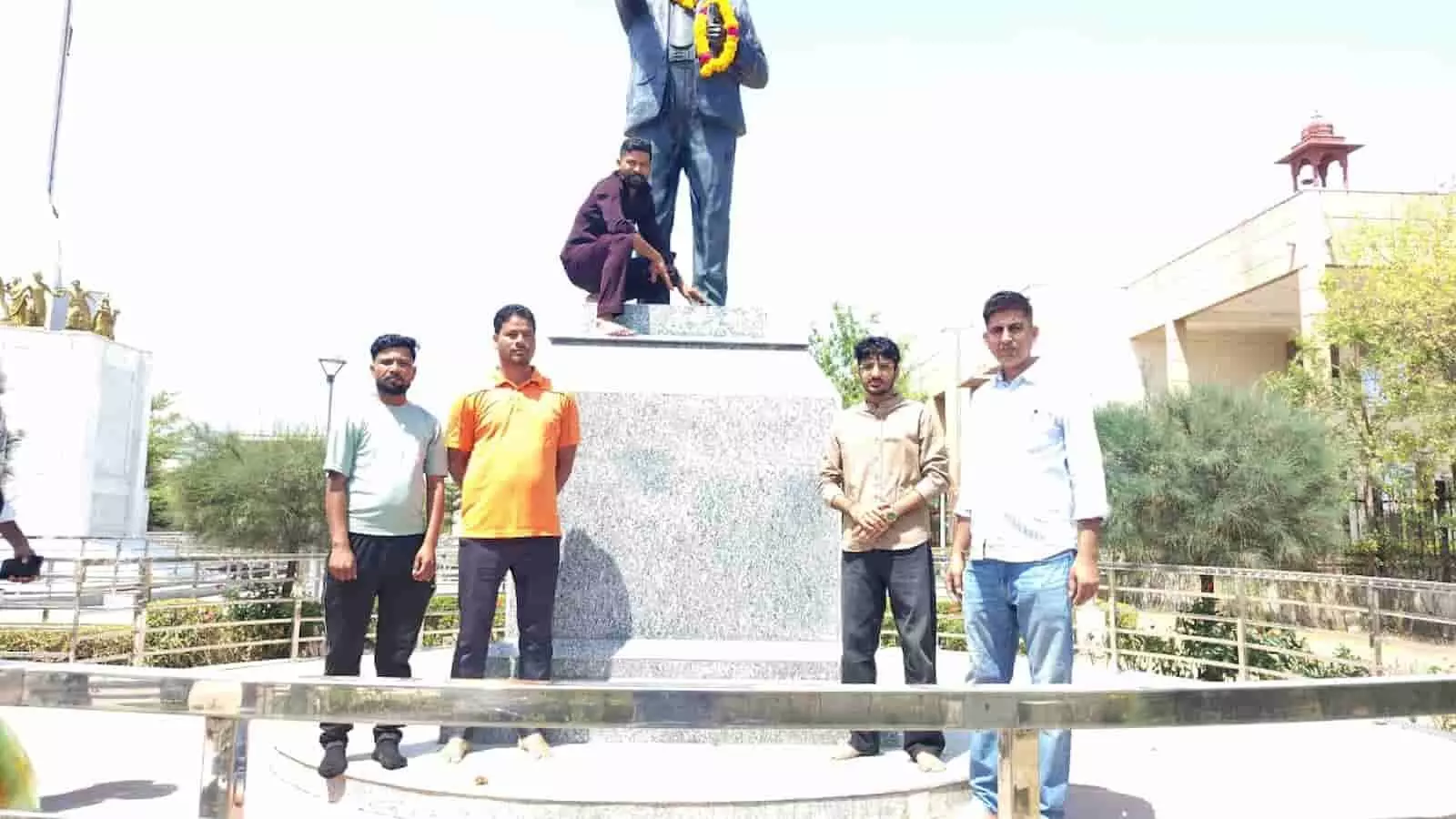 कोटा विश्वविद्यालय स्थित संविधान पार्क में बाबासाहब अंबेडकर की प्रतिमा पर माल्यार्पण करते हुए शोधपीठ समन्वयक और छात्र। कोटा विश्वविद्यालय स्थित संविधान पार्क में बाबासाहब अंबेडकर की प्रतिमा पर माल्यार्पण करते हुए शोधपीठ समन्वयक और छात्र।