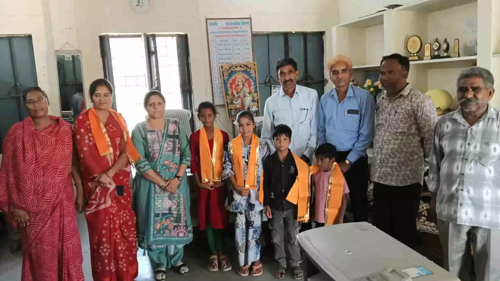 राजकीय उच्च माध्यमिक विद्यालय लसड़ावन में शिक्षा अधिकारी अरविंद मुंदड़ा छात्रों को सम्मानित करते हुए। राजकीय उच्च माध्यमिक विद्यालय लसड़ावन में शिक्षा अधिकारी अरविंद मुंदड़ा छात्रों को सम्मानित करते हुए।