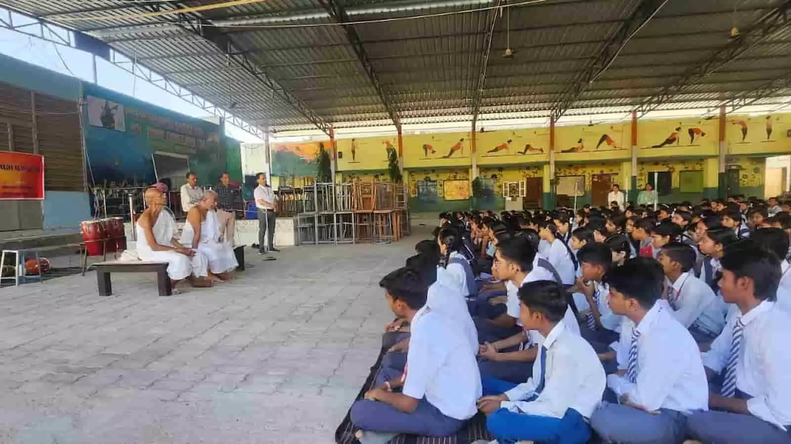 डूंगरपुर के टाउन स्कूल में विद्यार्थियों को संबोधित करते आचार्य मृदुरत्न सागर जी महाराज और उपस्थित जनसमूह।