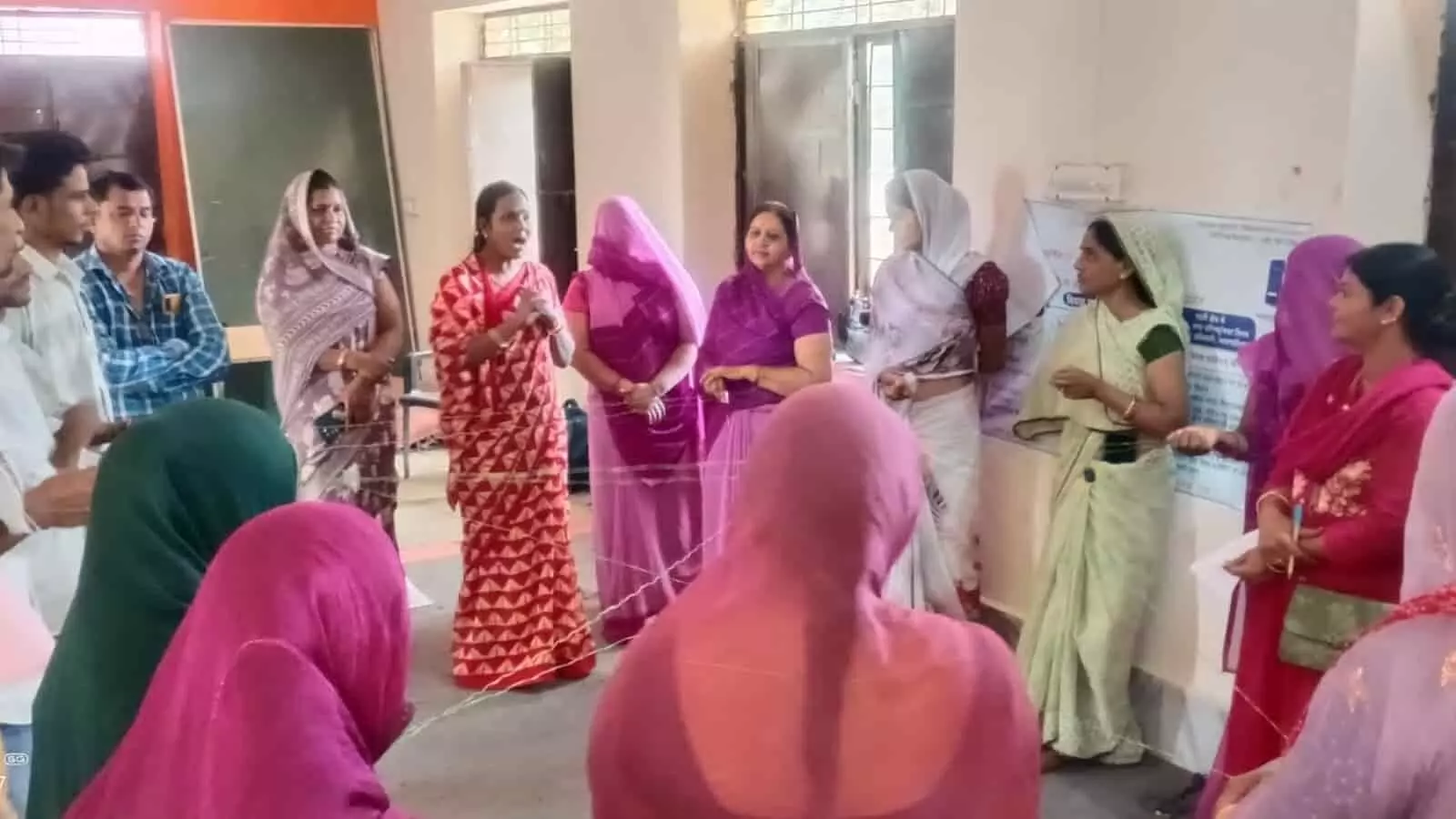 गलवा पंचायत भवन में आंगनवाड़ी निगरानी समिति प्रशिक्षण बैठक में उपस्थित ग्रामीण जनप्रतिनिधि और कार्यकर्ता गलवा पंचायत भवन में आंगनवाड़ी निगरानी समिति प्रशिक्षण बैठक में उपस्थित ग्रामीण जनप्रतिनिधि और कार्यकर्ता
