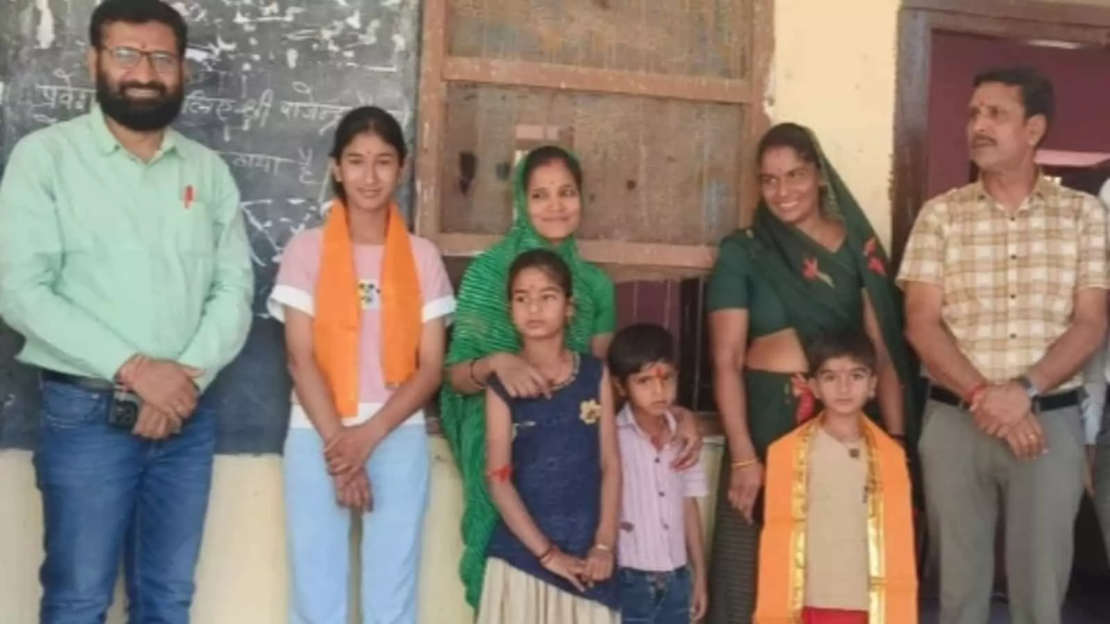 राजकीय उच्च माध्यमिक विद्यालय बिनोता में प्रवेशोत्सव निरीक्षण के दौरान उपस्थित शिक्षा विभाग के अधिकारी और विद्यालय स्टाफ। राजकीय उच्च माध्यमिक विद्यालय बिनोता में प्रवेशोत्सव निरीक्षण के दौरान उपस्थित शिक्षा विभाग के अधिकारी और विद्यालय स्टाफ।
