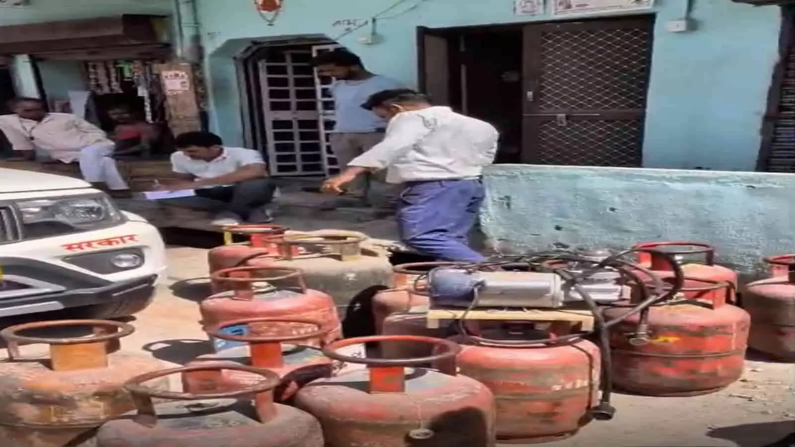झालावाड़ के सरोला कला में प्रशासन द्वारा जब्त किए गए अवैध गैस सिलेंडरों का जखीरा और पुलिस कार्रवाई का दृश्य। झालावाड़ के सरोला कला में प्रशासन द्वारा जब्त किए गए अवैध गैस सिलेंडरों का जखीरा और पुलिस कार्रवाई का दृश्य।