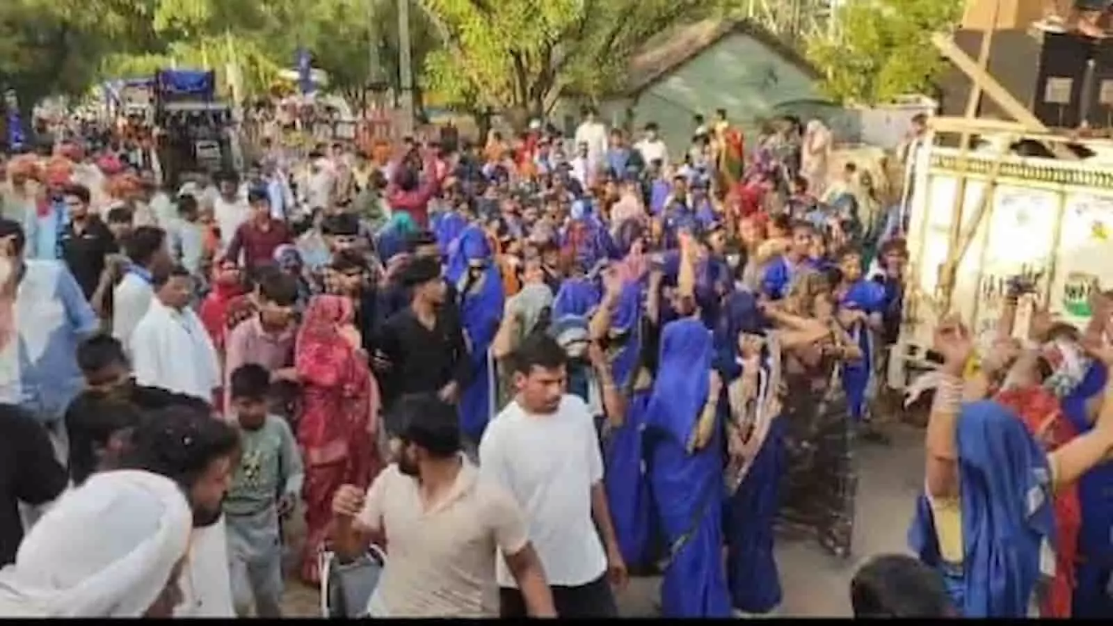 डीग के जनूथर में डॉ. भीमराव अंबेडकर जयंती शोभायात्रा के दौरान सड़क पर चलते हजारों लोग और डीजे। डीग के जनूथर में डॉ. भीमराव अंबेडकर जयंती शोभायात्रा के दौरान सड़क पर चलते हजारों लोग और डीजे।
