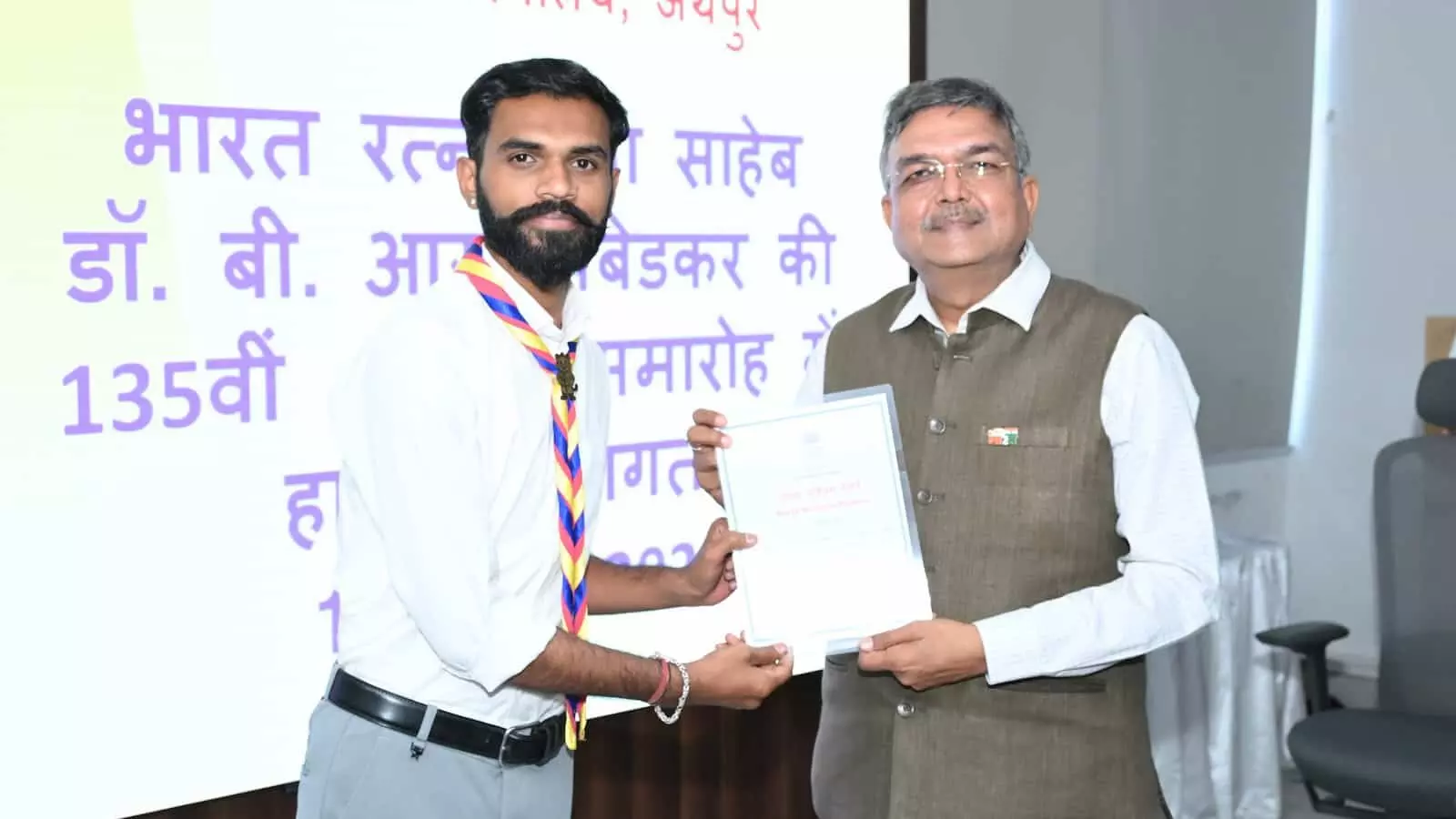 उत्तर पश्चिम रेलवे मुख्यालय जयपुर में बाबा साहेब अम्बेडकर के चित्र पर माल्यार्पण करते महाप्रबंधक अमिताभ और अधिकारी। उत्तर पश्चिम रेलवे मुख्यालय जयपुर में बाबा साहेब अम्बेडकर के चित्र पर माल्यार्पण करते महाप्रबंधक अमिताभ और अधिकारी।
