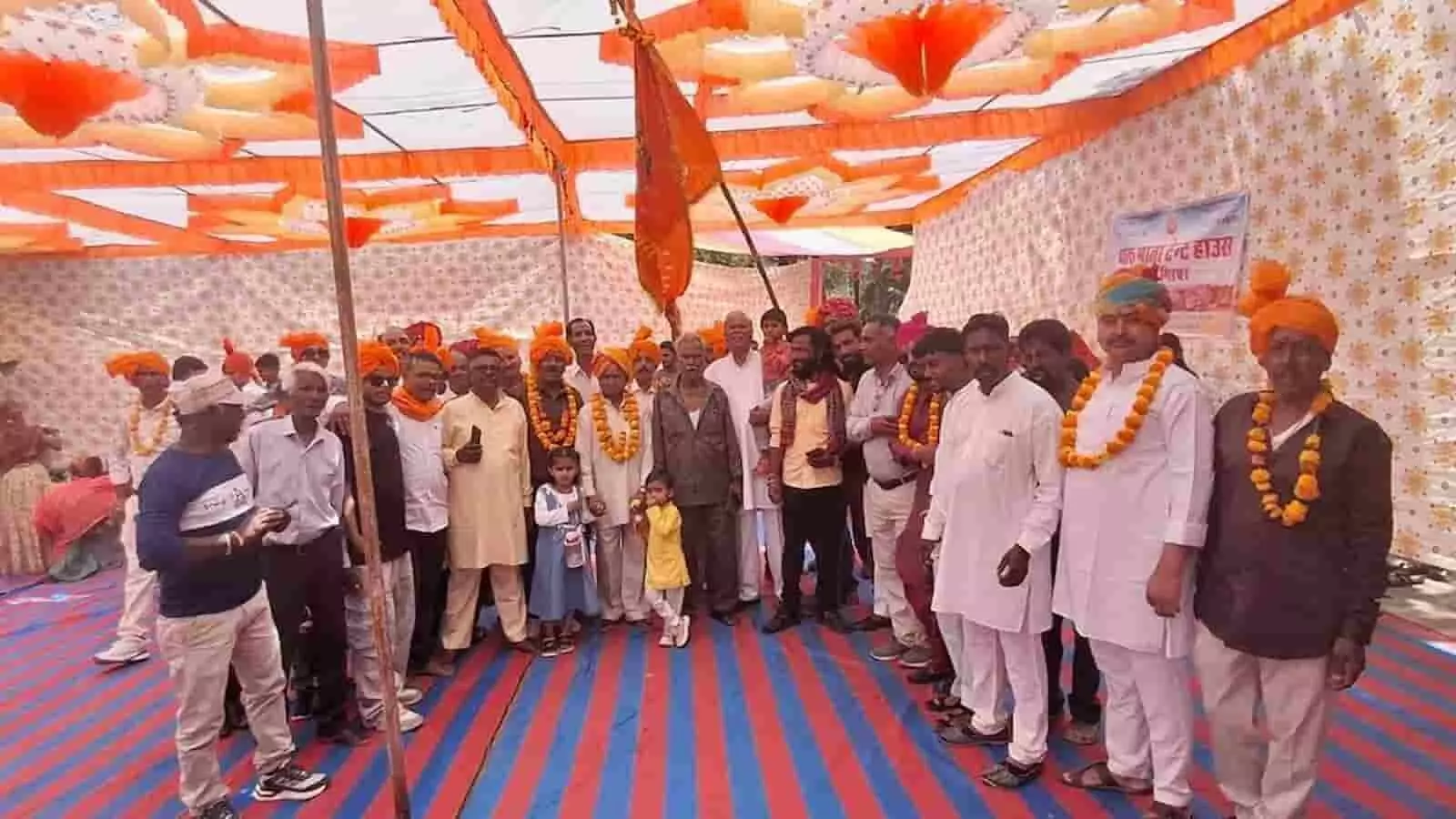 आबू में 84 भील समाज के वार्षिक मेले की शोभायात्रा में दण्ड-ध्वजा ले जाते श्रद्धालु समूह आबू में 84 भील समाज के वार्षिक मेले की शोभायात्रा में दण्ड-ध्वजा ले जाते श्रद्धालु समूह