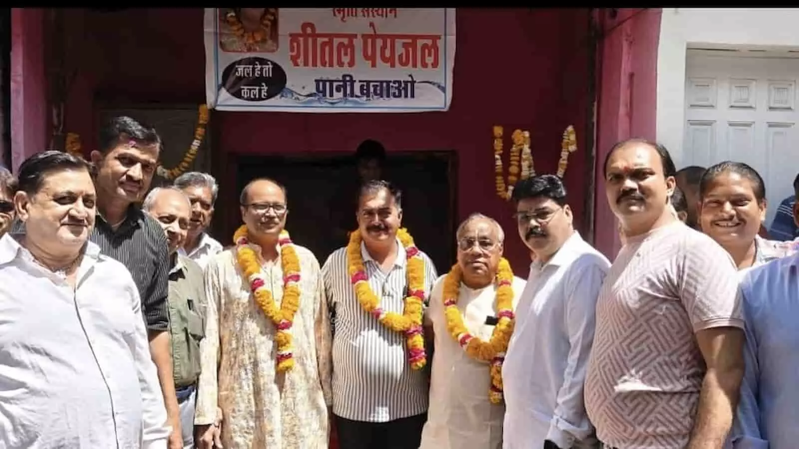 बारां के सर्राफा बाजार में व्यापारियों द्वारा शीतल जल प्याऊ सेवा का विधि-विधान से उद्घाटन। बारां के सर्राफा बाजार में व्यापारियों द्वारा शीतल जल प्याऊ सेवा का विधि-विधान से उद्घाटन।