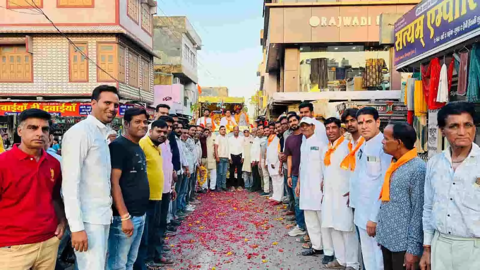 निंबाहेड़ा में संत सेन जी महाराज की शोभायात्रा के दौरान रथ पर माल्यार्पण करते कांग्रेस नेता और उपस्थित जनसमूह। निंबाहेड़ा में संत सेन जी महाराज की शोभायात्रा के दौरान रथ पर माल्यार्पण करते कांग्रेस नेता और उपस्थित जनसमूह।