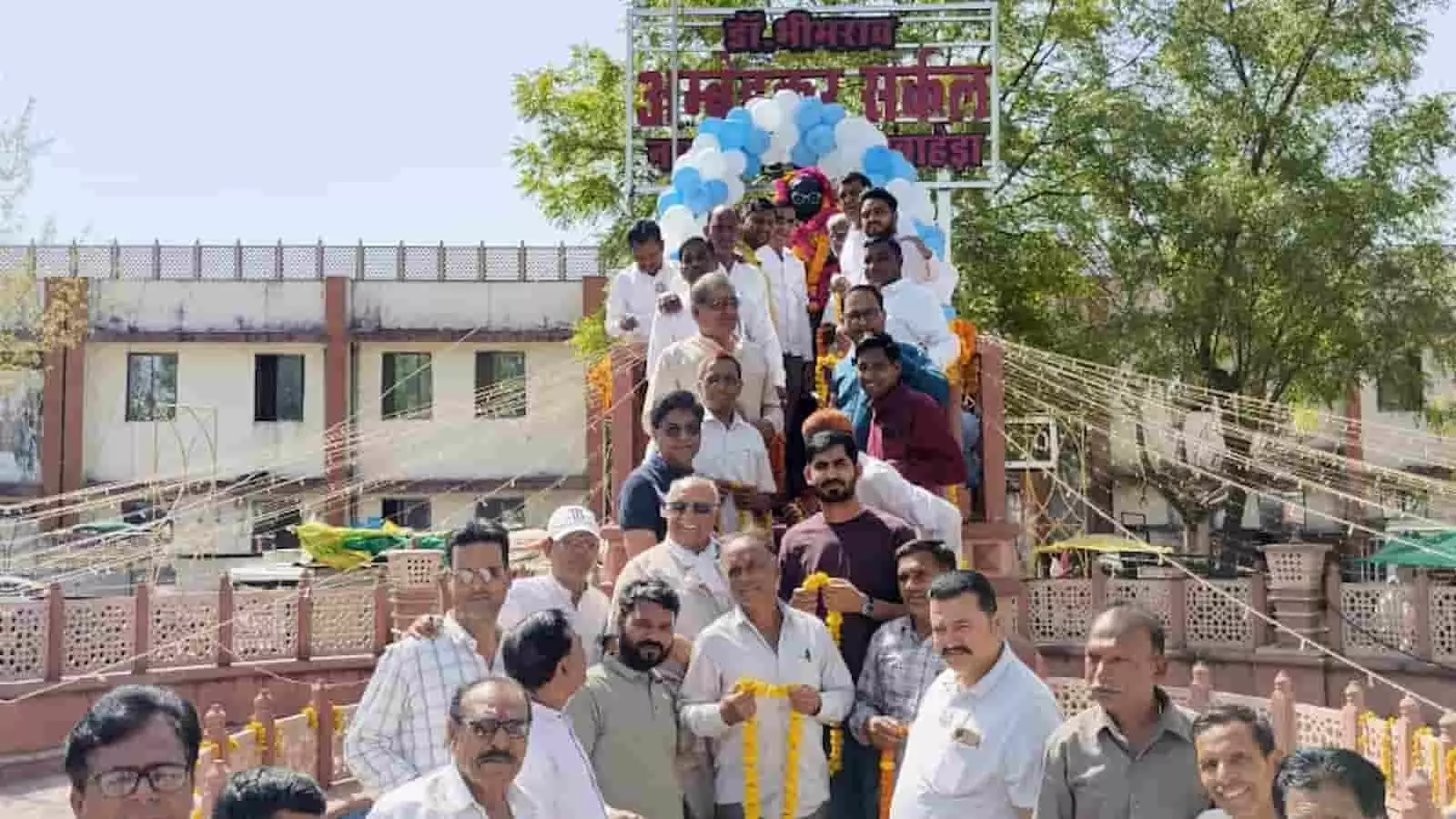 निंबाहेड़ा बस स्टैंड पर डॉ. भीमराव अंबेडकर की प्रतिमा पर माल्यार्पण करते हुए कांग्रेस पदाधिकारी और स्थानीय कार्यकर्ता। निंबाहेड़ा बस स्टैंड पर डॉ. भीमराव अंबेडकर की प्रतिमा पर माल्यार्पण करते हुए कांग्रेस पदाधिकारी और स्थानीय कार्यकर्ता।