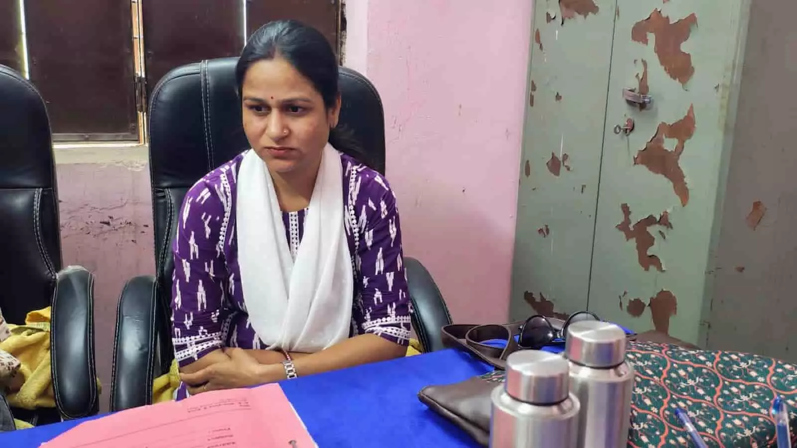 झालावाड़ की ग्राम विकास अधिकारी रजनी मीणा रिश्वत लेते हुए एसीबी की कार्रवाई के दौरान दिखाई दे रही हैं। झालावाड़ की ग्राम विकास अधिकारी रजनी मीणा रिश्वत लेते हुए एसीबी की कार्रवाई के दौरान दिखाई दे रही हैं।