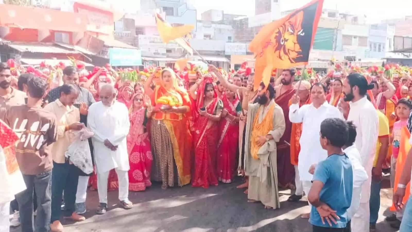 कपासन में सांवलिया महादेव मंदिर प्राण प्रतिष्ठा के दौरान कलश यात्रा निकालते श्रद्धालु। कपासन में सांवलिया महादेव मंदिर प्राण प्रतिष्ठा के दौरान कलश यात्रा निकालते श्रद्धालु।