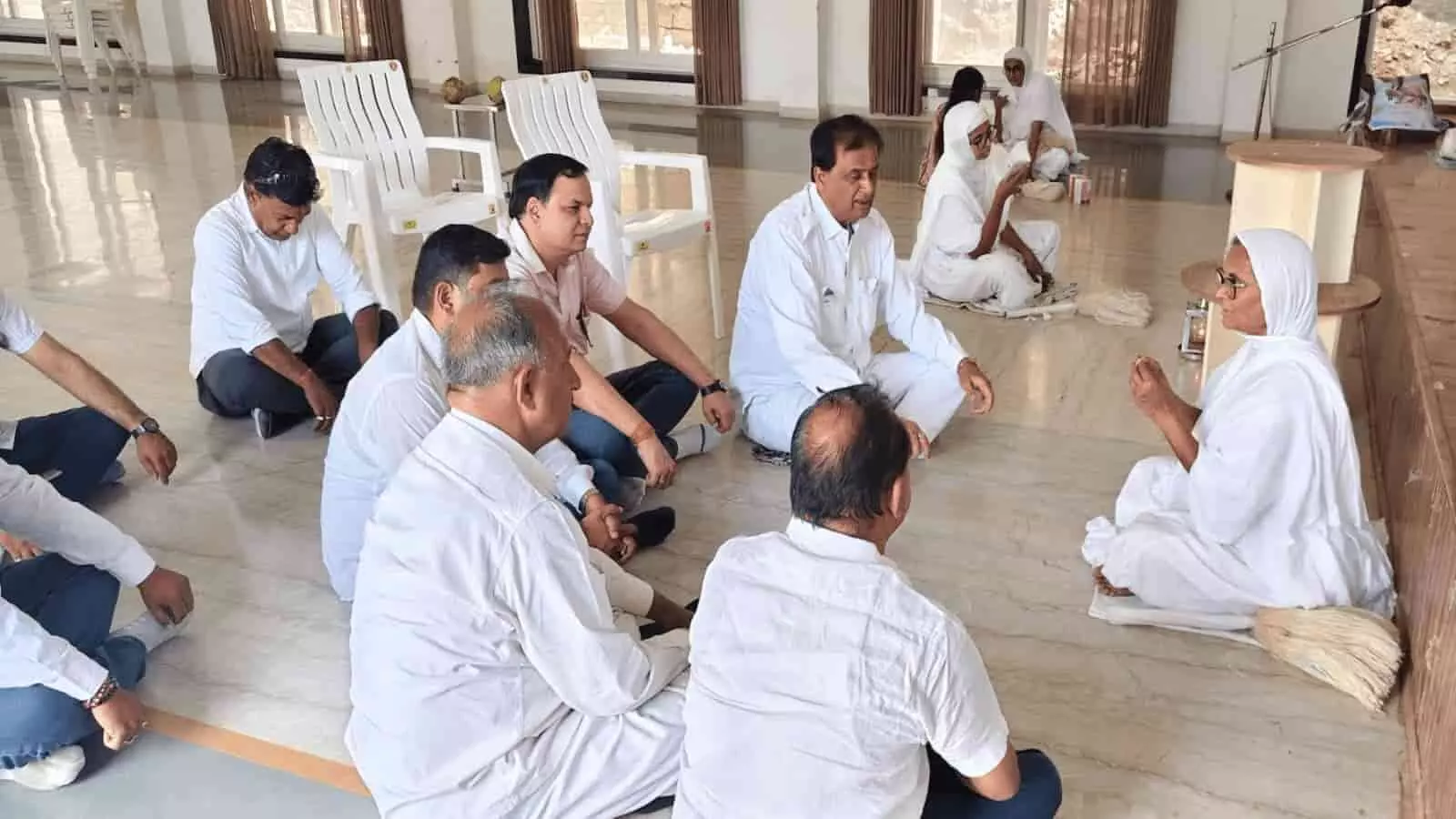 निंबाहेड़ा दादाबाड़ी में साध्वी विद्युत प्रभा श्री जी के दर्शन करते विधायक श्रीचंद कृपलानी और अन्य श्रद्धालु। निंबाहेड़ा दादाबाड़ी में साध्वी विद्युत प्रभा श्री जी के दर्शन करते विधायक श्रीचंद कृपलानी और अन्य श्रद्धालु।