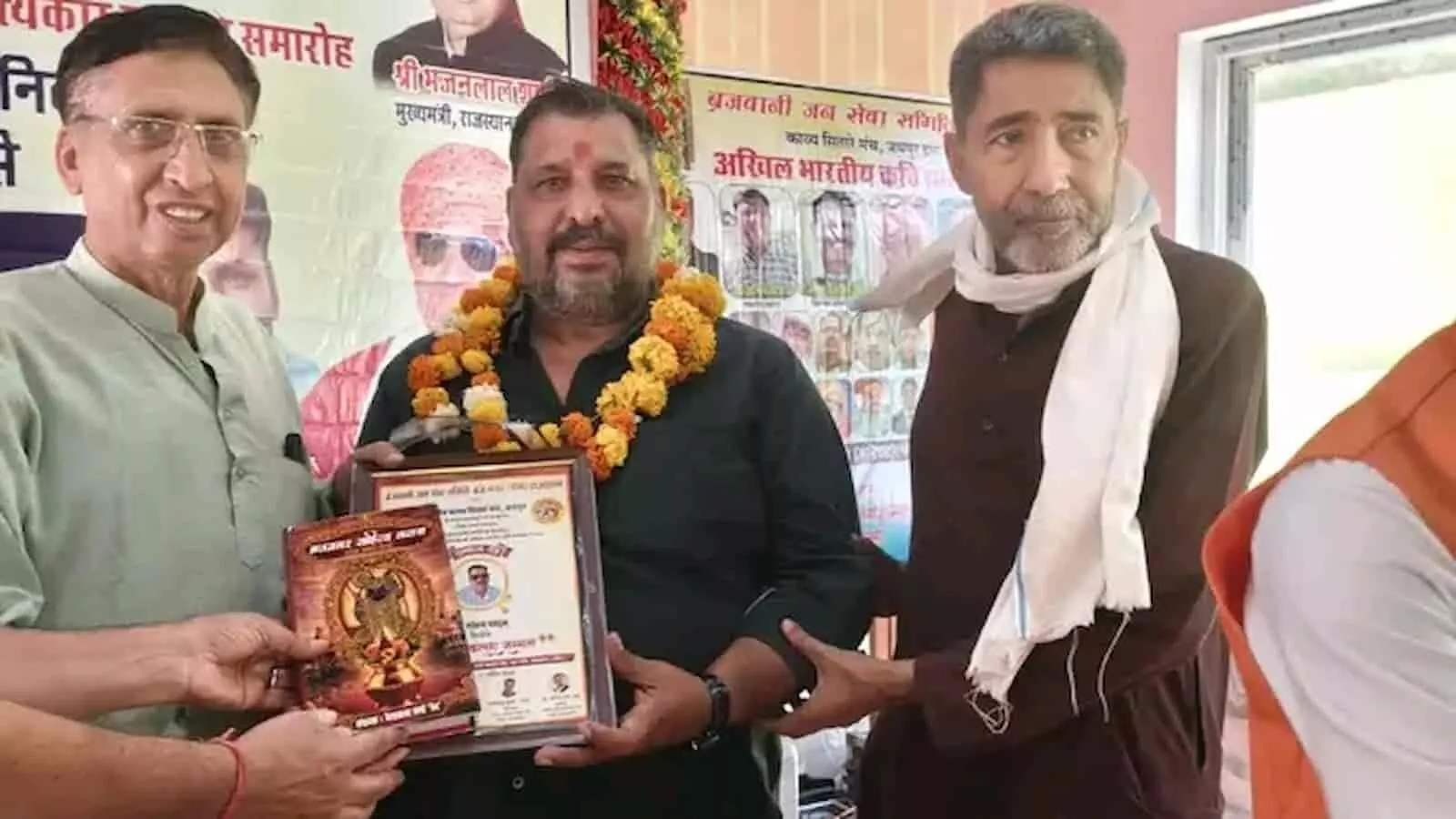 डीग में आयोजित समारोह के दौरान साहित्यकार मनमोहन पाठक को सम्मान प्रदान करते गृह राज्य मंत्री जवाहर लाल बेढम डीग में आयोजित समारोह के दौरान साहित्यकार मनमोहन पाठक को सम्मान प्रदान करते गृह राज्य मंत्री जवाहर लाल बेढम