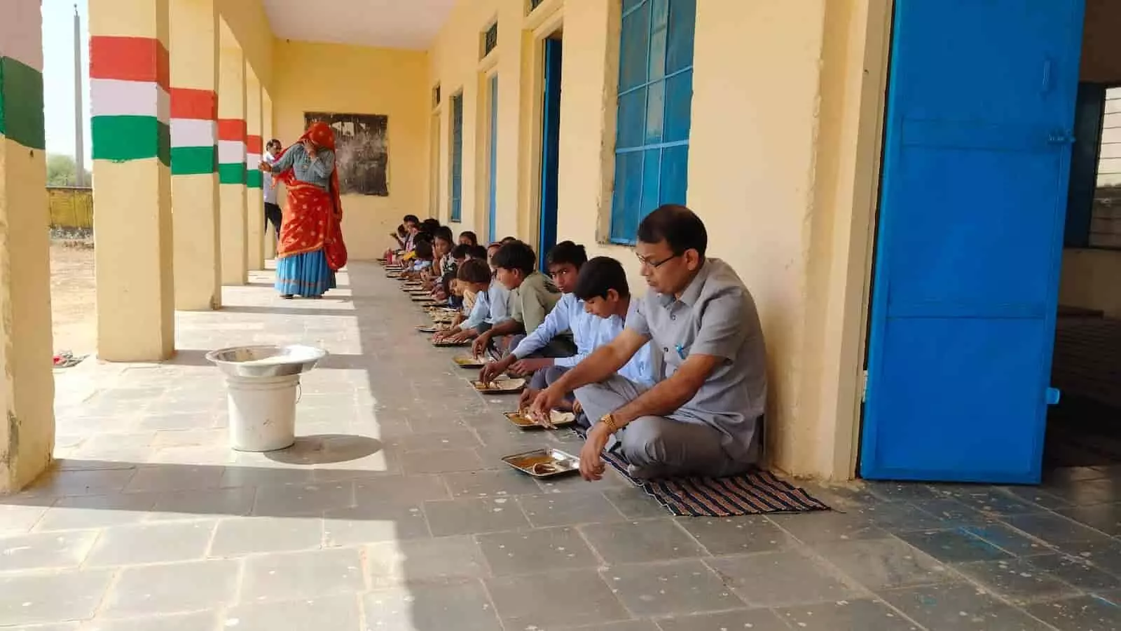 राजकीय प्राथमिक विद्यालय क्यारदा ढाणी जीवद में जिला शिक्षा अधिकारी मिड-डे मील के अनाज की गुणवत्ता की जांच करते हुए। राजकीय प्राथमिक विद्यालय क्यारदा ढाणी जीवद में जिला शिक्षा अधिकारी मिड-डे मील के अनाज की गुणवत्ता की जांच करते हुए।