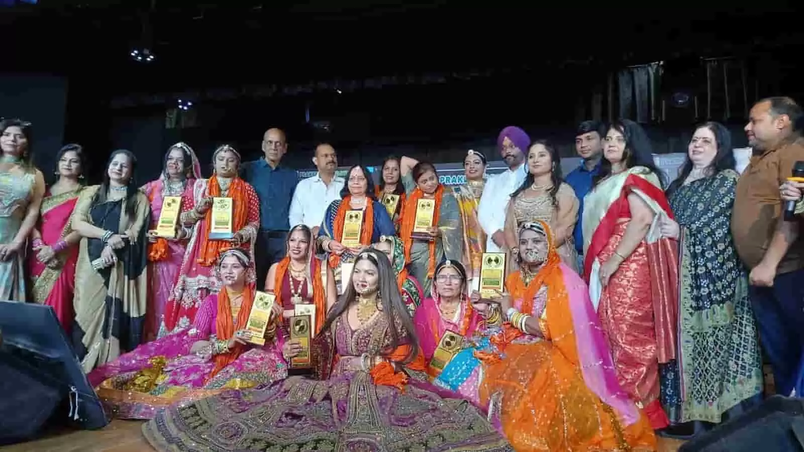 राजस्थान इंटरनेशनल सेंटर जयपुर में सांस्कृतिक कार्यक्रम के दौरान मंच पर नृत्य प्रस्तुति देते कलाकार और उपस्थित प्रतिभागी। राजस्थान इंटरनेशनल सेंटर जयपुर में सांस्कृतिक कार्यक्रम के दौरान मंच पर नृत्य प्रस्तुति देते कलाकार और उपस्थित प्रतिभागी।